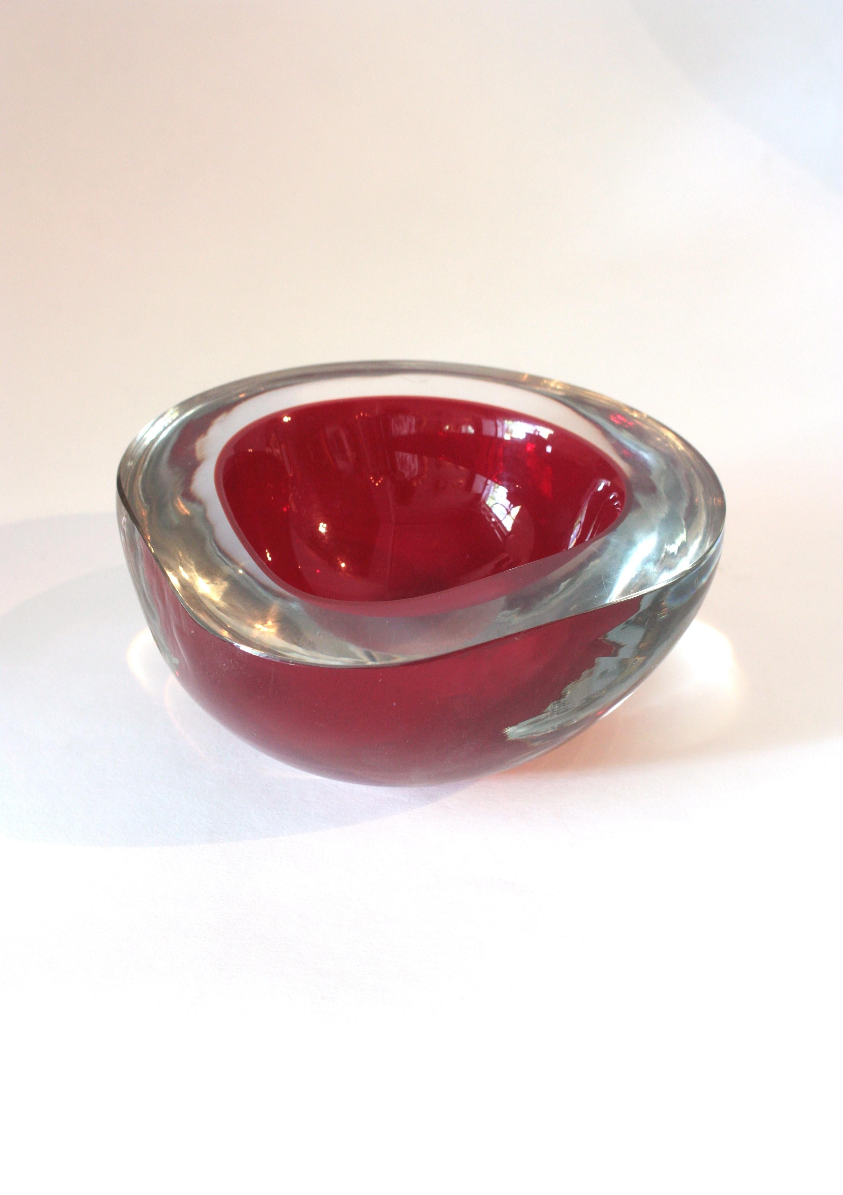 Grande ciotola in vetro artistico Seguso Murano Glass Sommerso Borgogna Clear Geode Triangle In condizioni buone in vendita a Barcelona, ES
