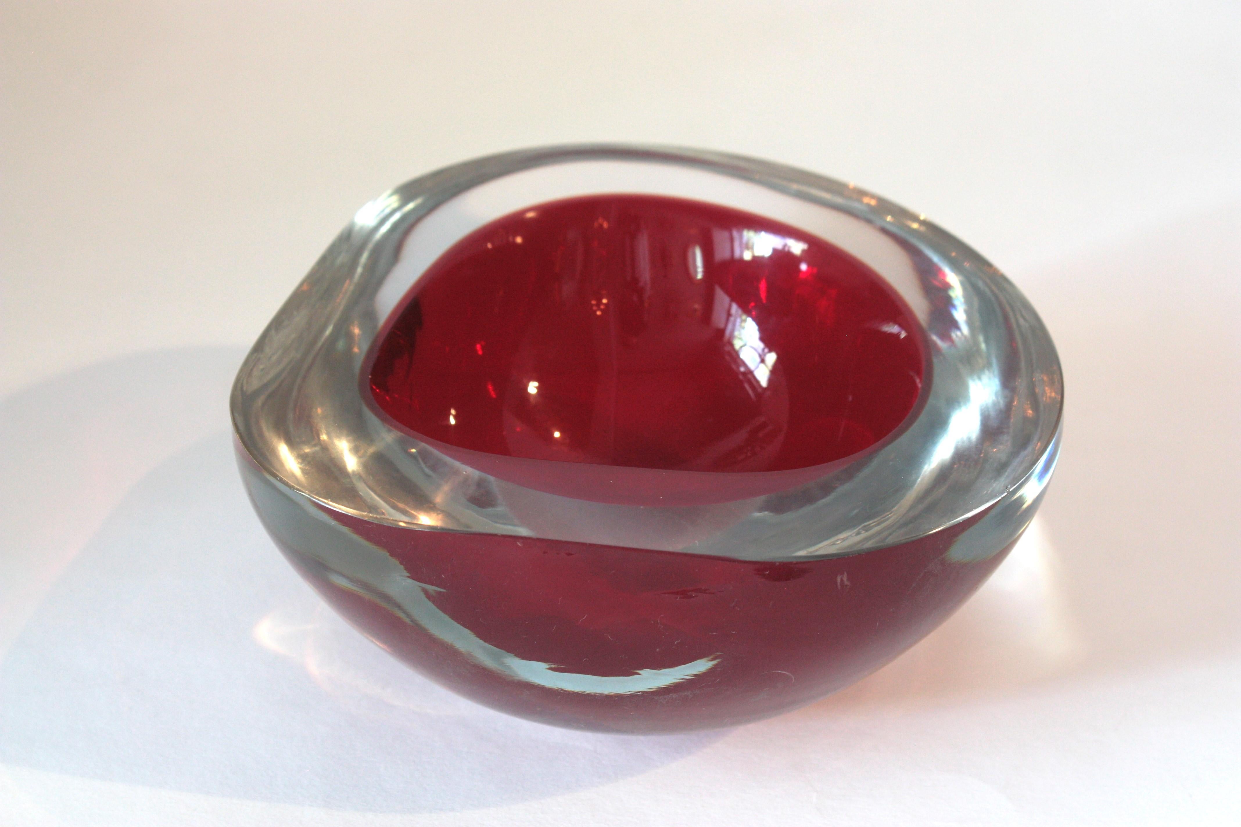 XX secolo Grande ciotola in vetro artistico Seguso Murano Glass Sommerso Borgogna Clear Geode Triangle in vendita
