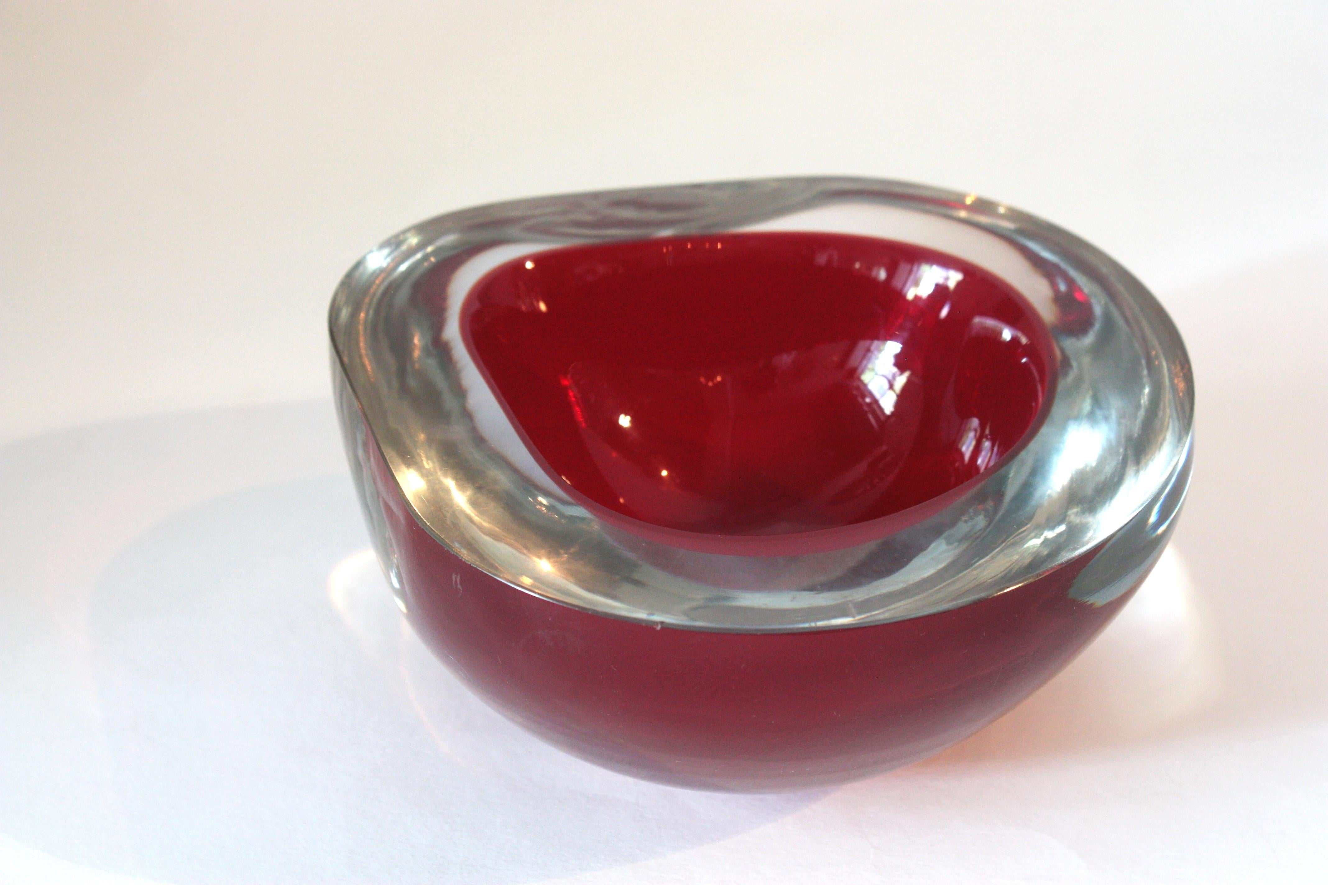 Vetro Grande ciotola in vetro artistico Seguso Murano Glass Sommerso Borgogna Clear Geode Triangle in vendita