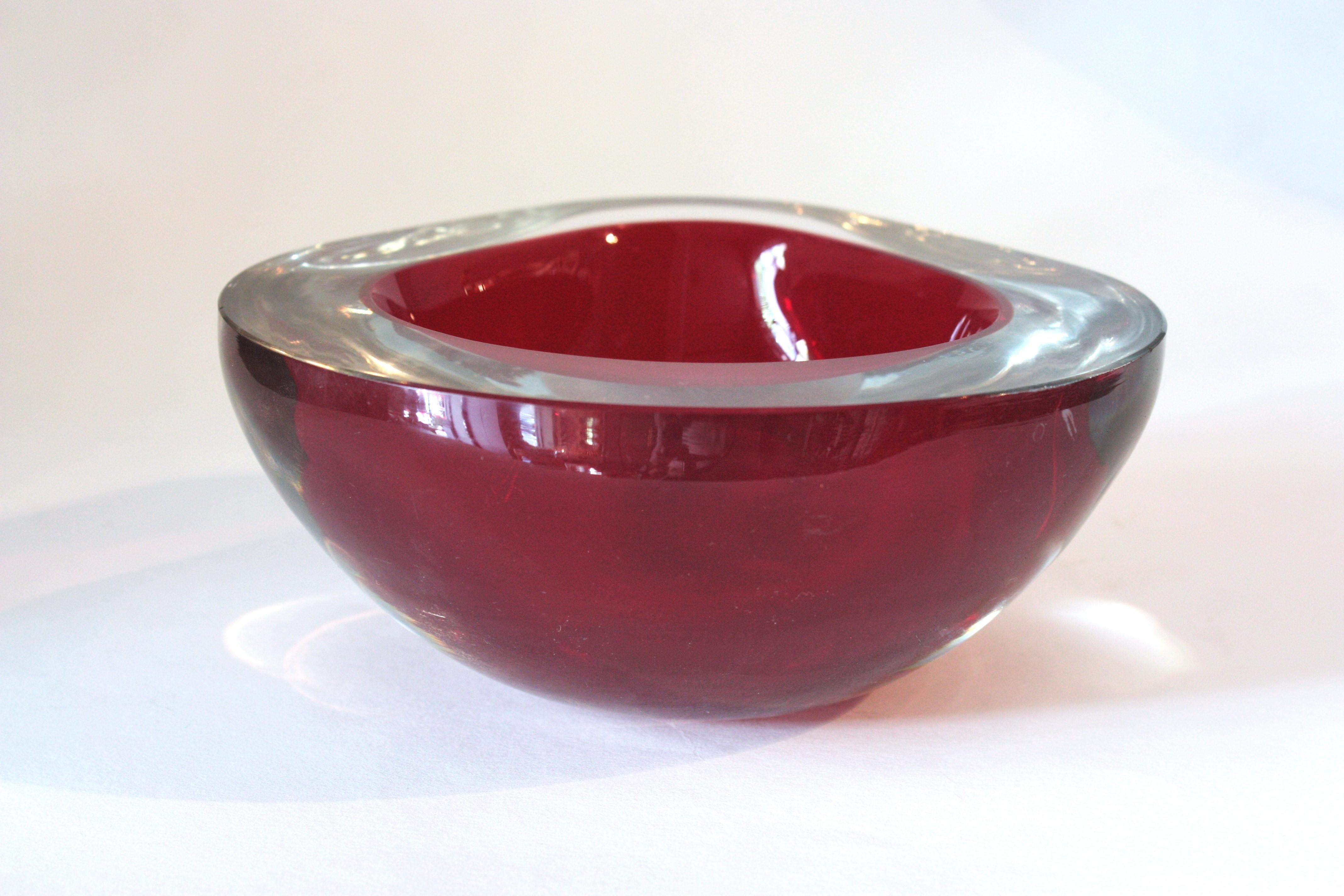 Grande ciotola in vetro artistico Seguso Murano Glass Sommerso Borgogna Clear Geode Triangle in vendita 1