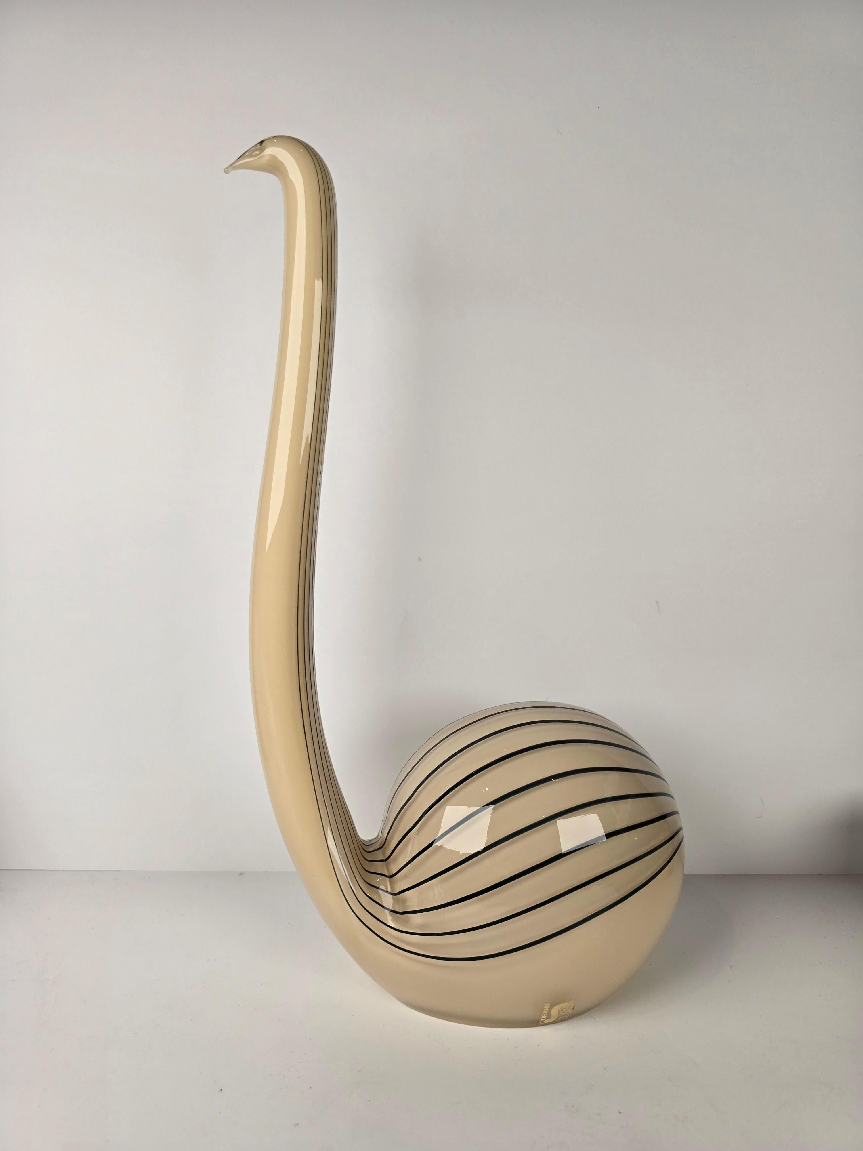 Grande scultura di cigno o uccello di Seguso.  

Firmato con etichetta originale e firma incisa sul lato inferiore.  

In ottime condizioni, senza scheggiature, crepe o danni.  

Alto 14,3/8 di pollice. 