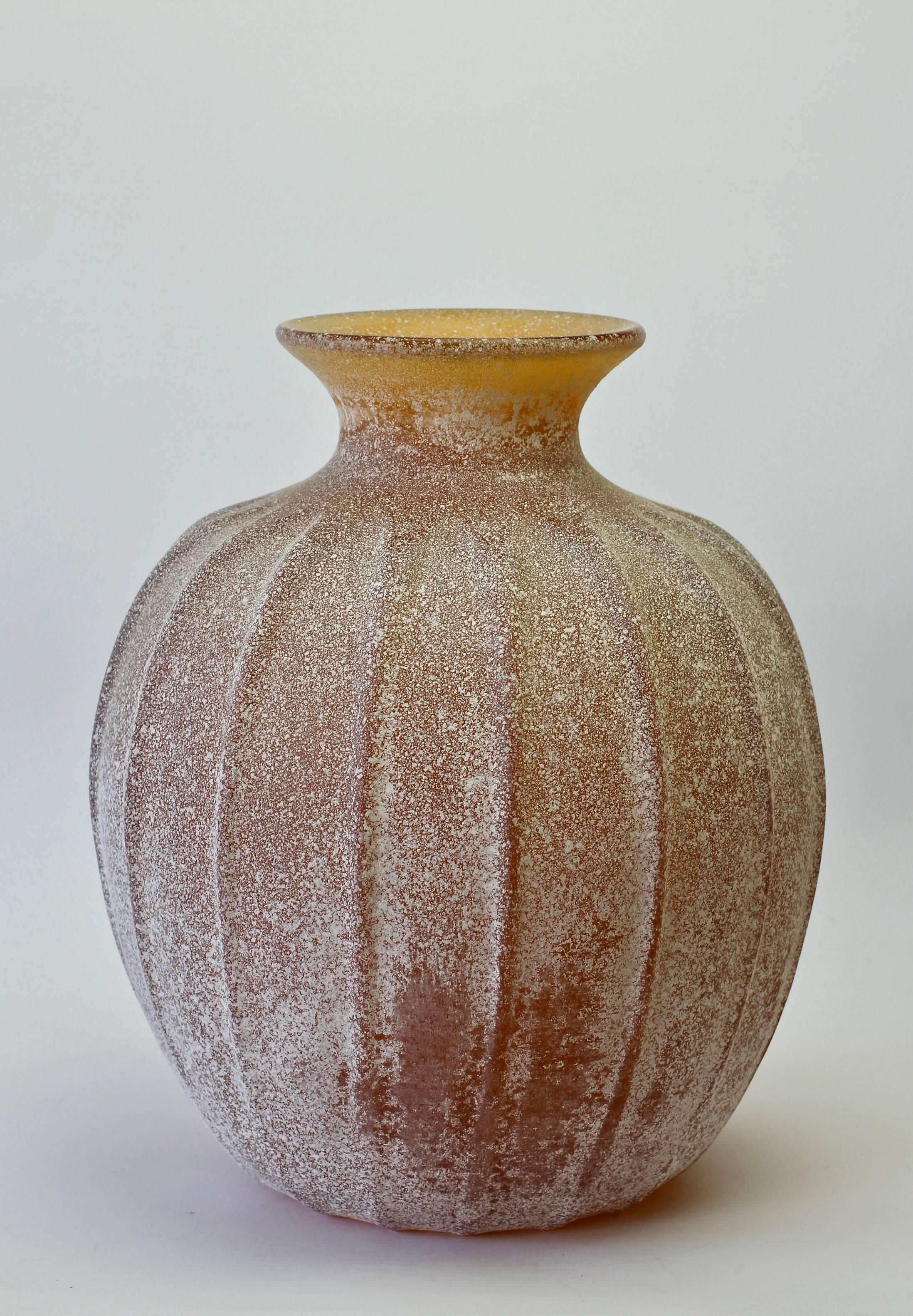 Mid-Century Modern Large Seguso Vetri d'Arte Amber 'a Scavo' Murano Glass Vase or Vessel