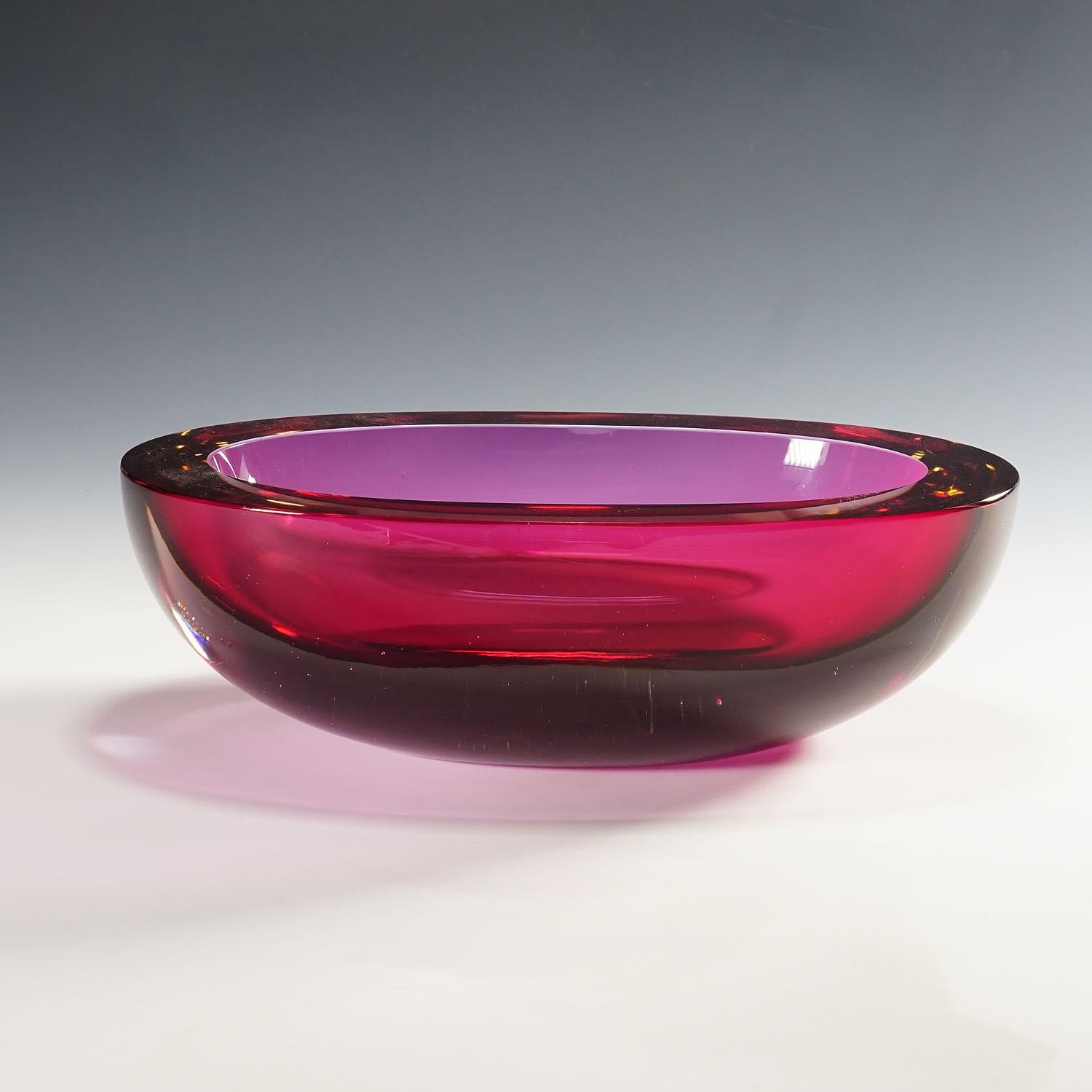 Large Seguso Vetri d'Arte Murano Sommerso Glass Bowl, 1960s.

A very large Murano sommerso art glass bowl. Designed by Flavio Poli or Mario Pinzoni and manufactured by Seguso Vetri d'Arte circa 1960s. Manufactured in very thick ruby red glass with a