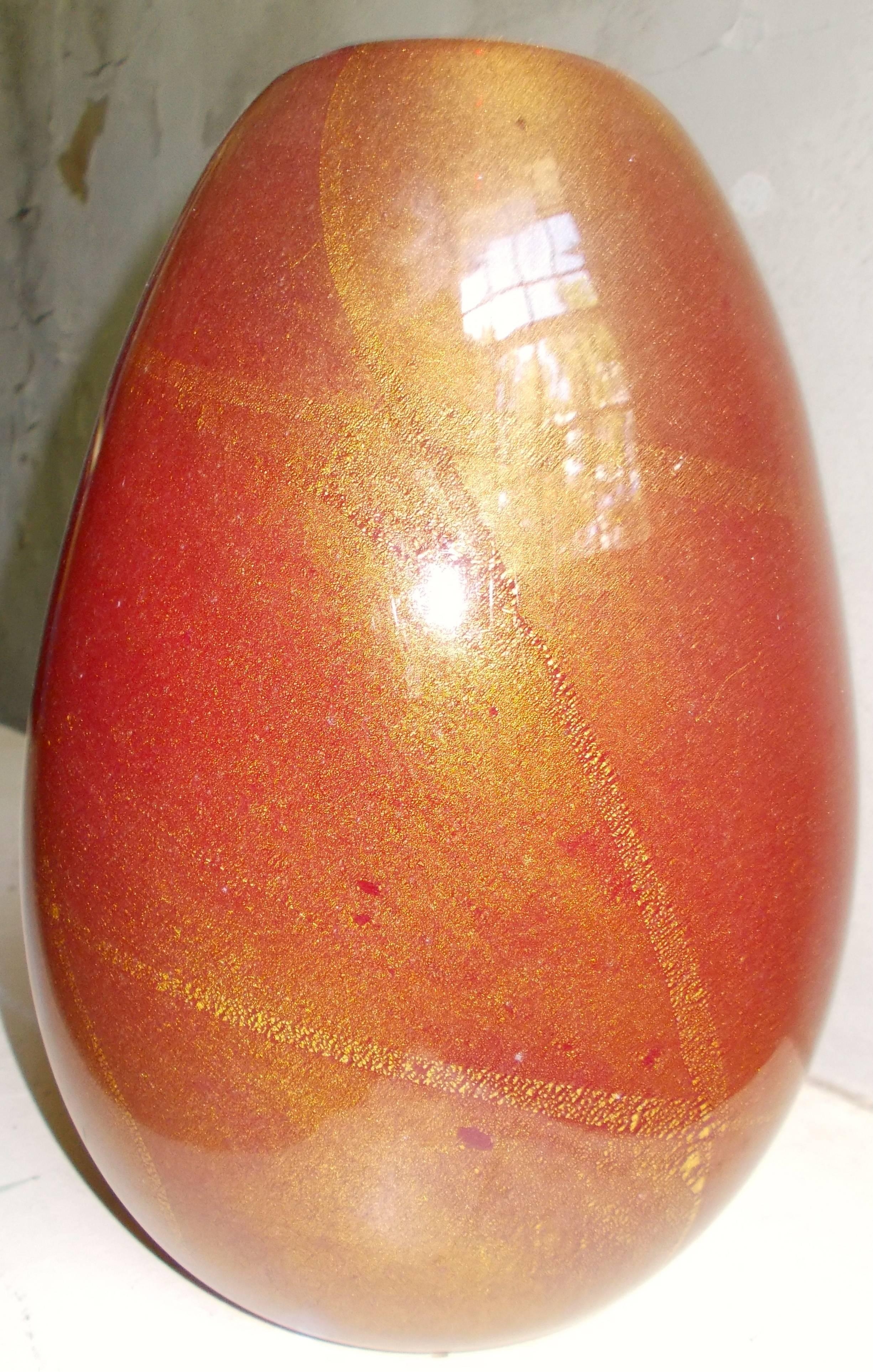 Mid-Century Modern Grand vase Seguso Vetri d'Arte rouge et or de Flavio Poli en vente