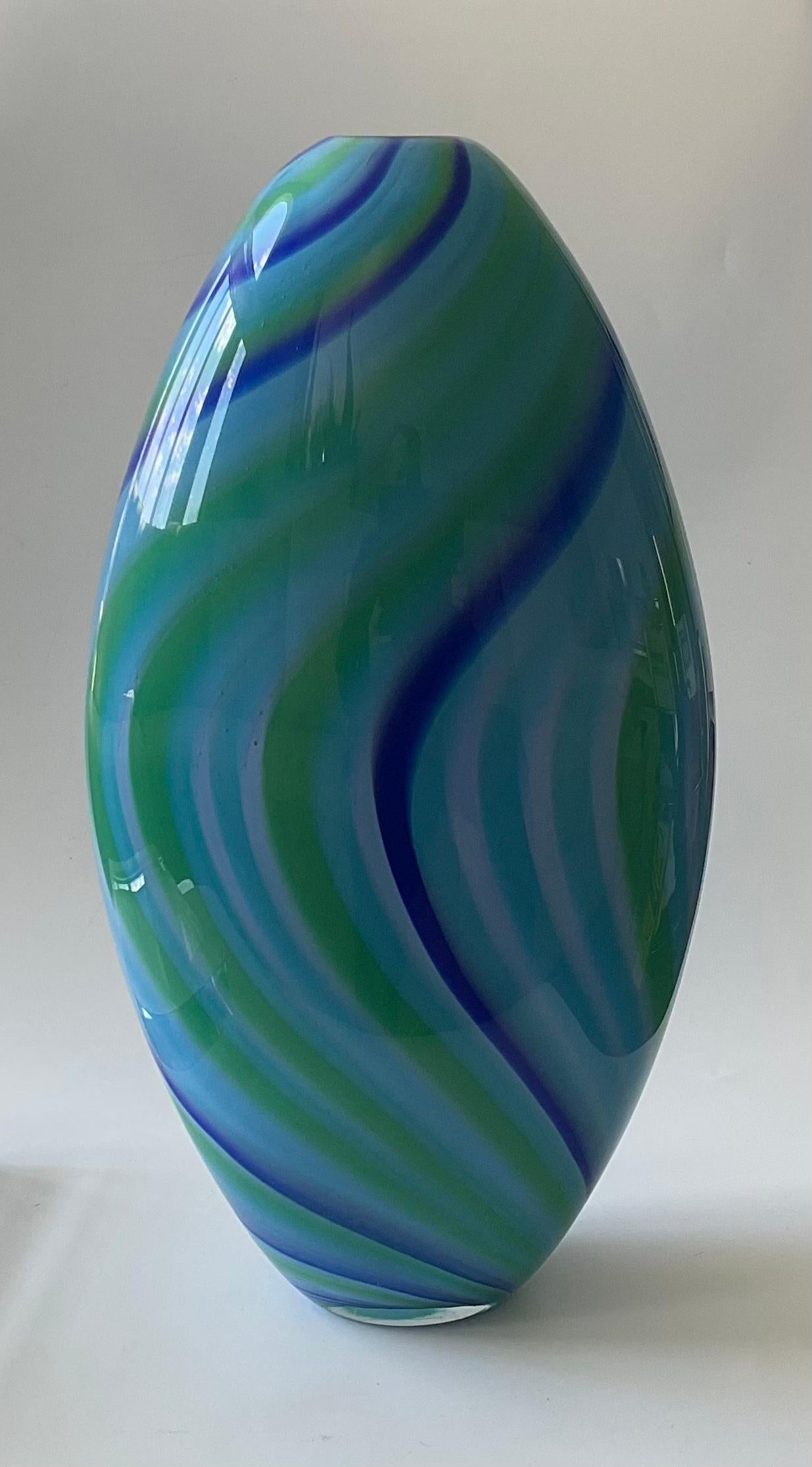 Grand vase en verre de Murano signé et numéroté Seguso Viro bleu vibrant. Merveilleux motif rayé tourbillonnant dans des couleurs vibrantes.