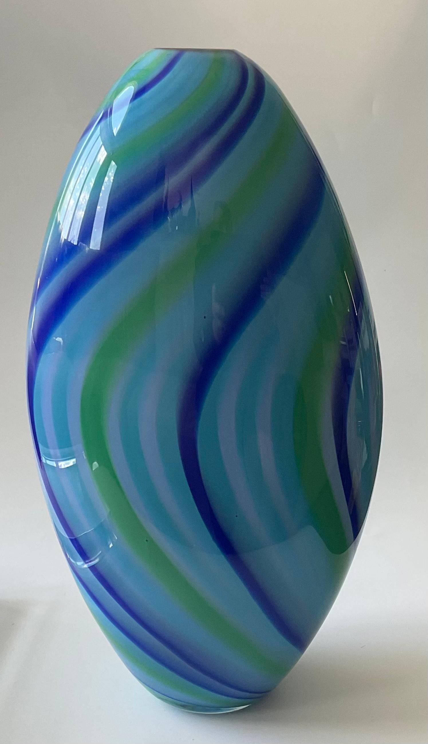 italien Grand vase Seguso Viro en verre de Murano bleu vif signé et numéroté  en vente