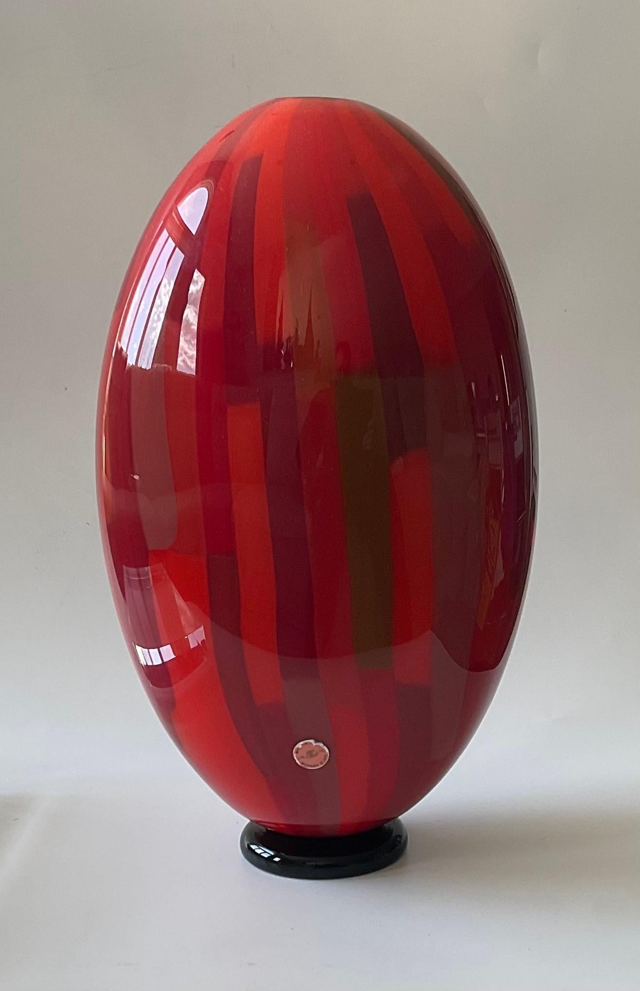Grand vase Patchwork signé en verre de Murano Seguso Viro rouge vibrant. Signé en script comme indiqué sur la photo du bas. L'étiquette Seguso Viro d'origine a également été conservée. 