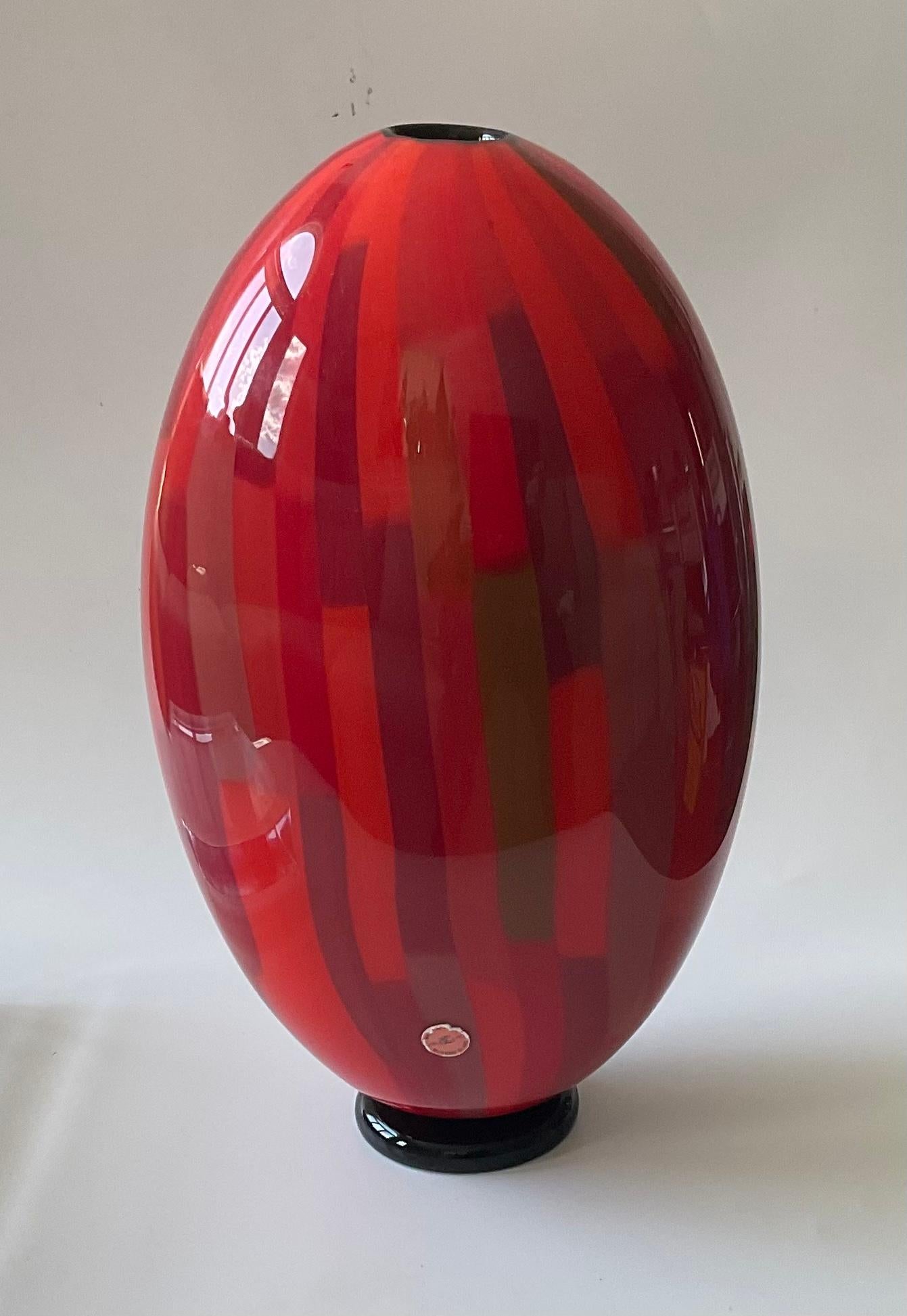 italien Grand vase patchwork en verre de Murano rouge vif signé Seguso  en vente
