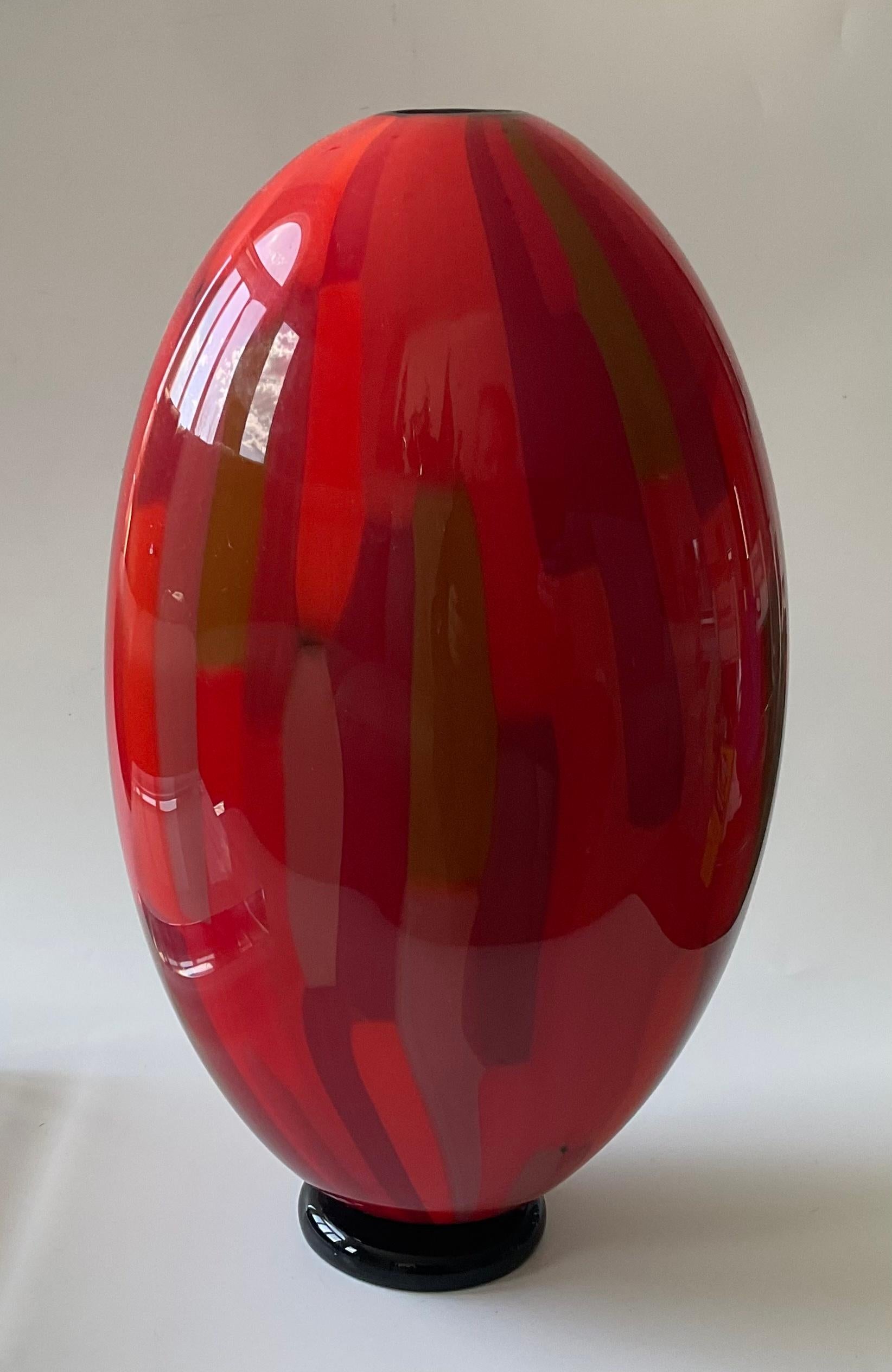 Fin du 20e siècle Grand vase patchwork en verre de Murano rouge vif signé Seguso  en vente