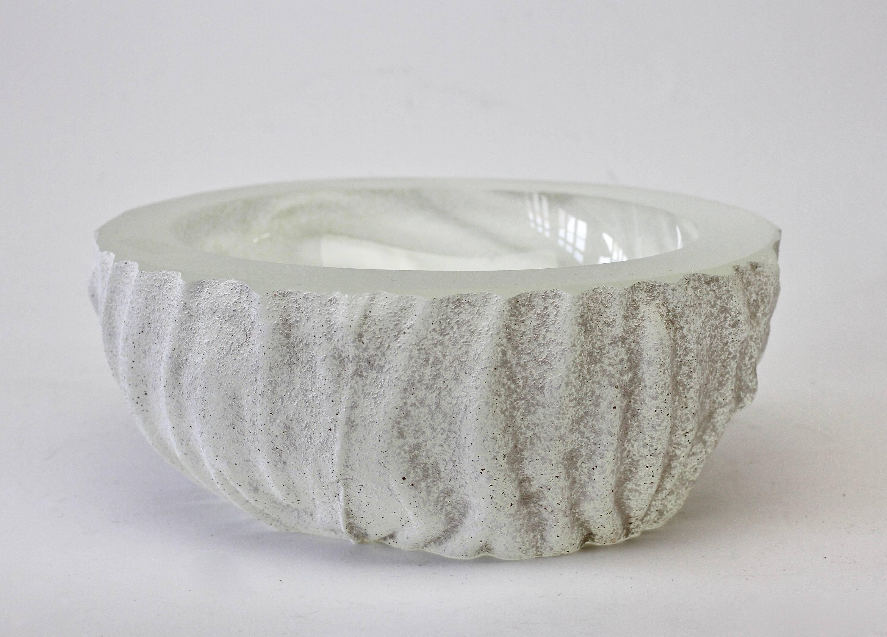 Large and heavy 'a Scavo' white colored / coloured glass bowl or dish attributed to Maurizio Albarelli for Seguso Vetri d'Arte Murano, Italy, circa 1980s. Elegant in form and showing extraordinary craftmanship with the use of the 'Scavo' technique