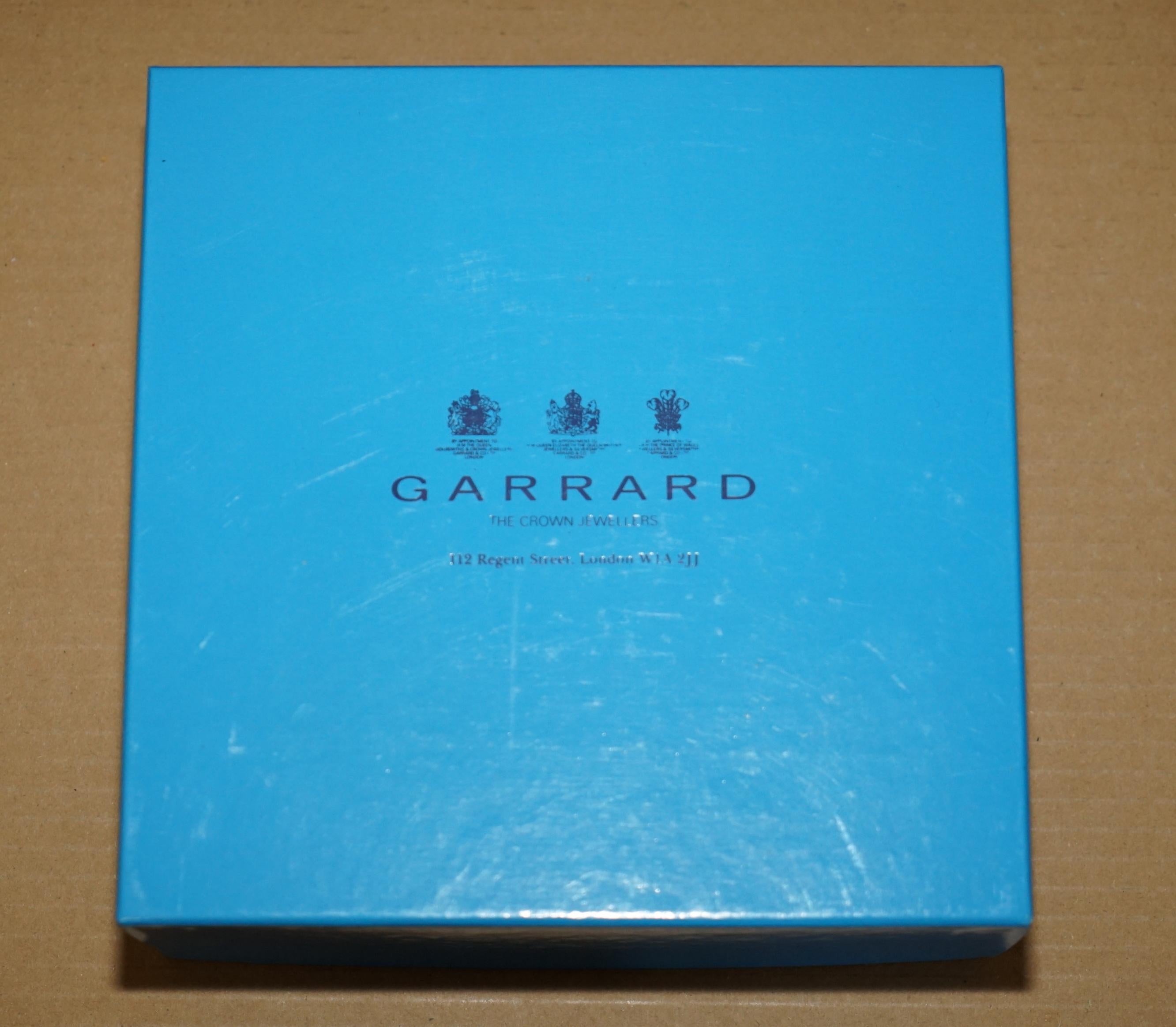 Royal House Antiques

Royal House Antiques a le plaisir d'offrir à la vente cette série de boîtes cadeaux et de présentoirs d'époque de Garrard & Co, anciennement Asprey & Garrard.

Une très bonne et rare sélection de vieilles boîtes de magasin,