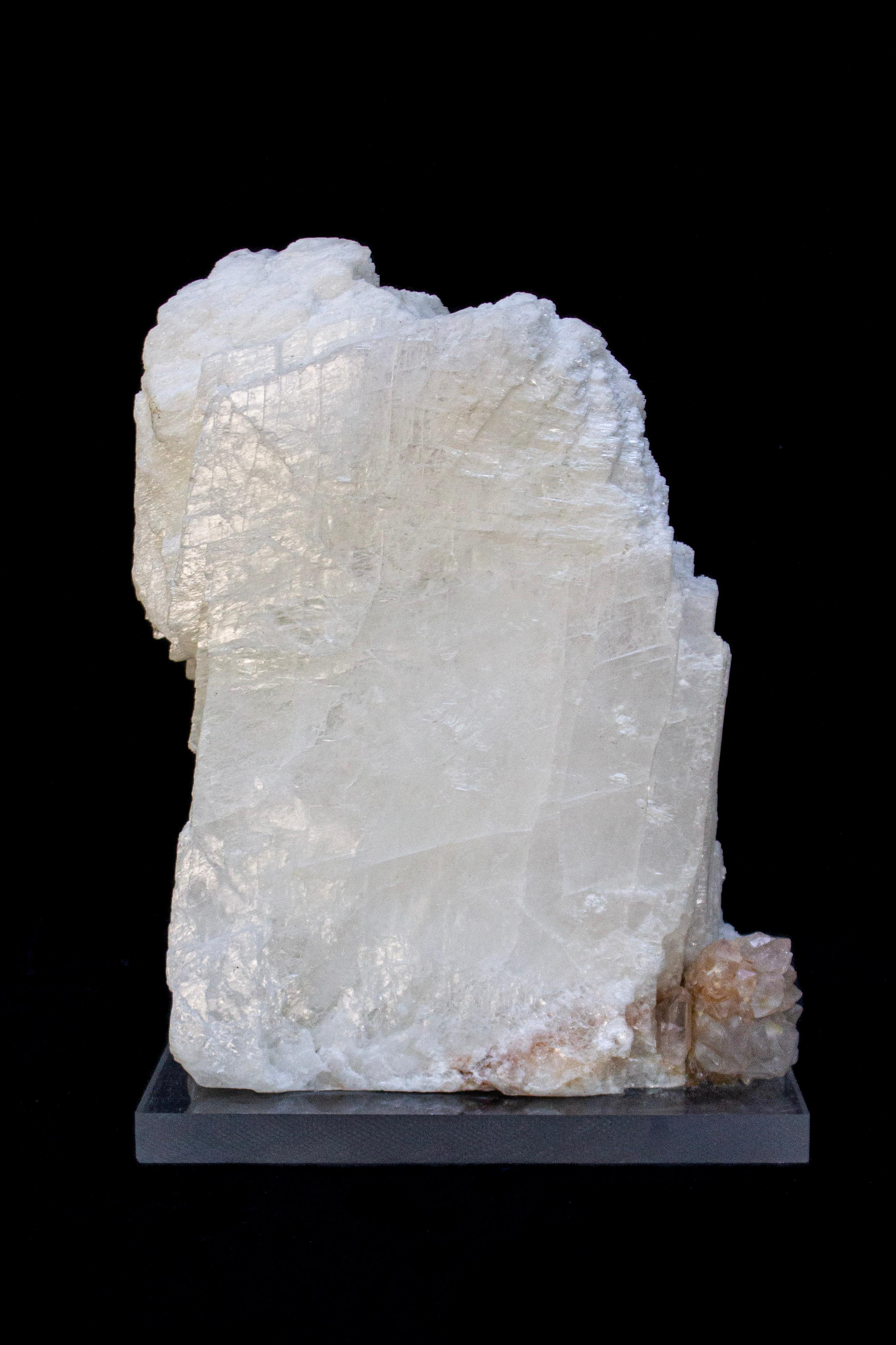 Grande lastra di cristallo di selenite a formazione naturale con un gruppo di cristalli di mandarino coordinati e montati su una base di lucite.

L'opera è stata realizzata da Jean O'Reilly Barlow, artista e direttore creativo di Interi. Interi