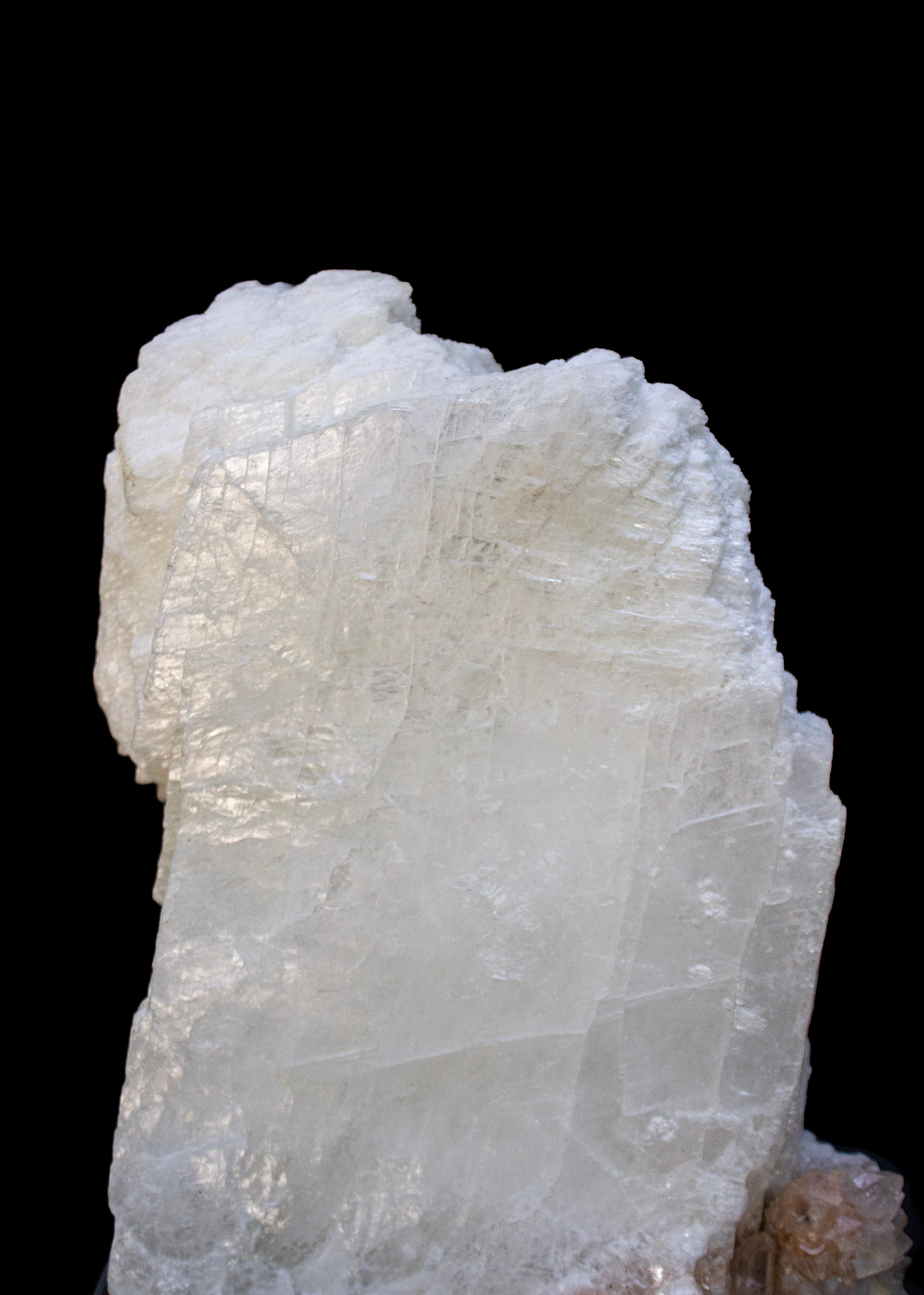 Moderno Grande lastra di cristallo di selenite con quarzo mandarino su una base di lucite in vendita
