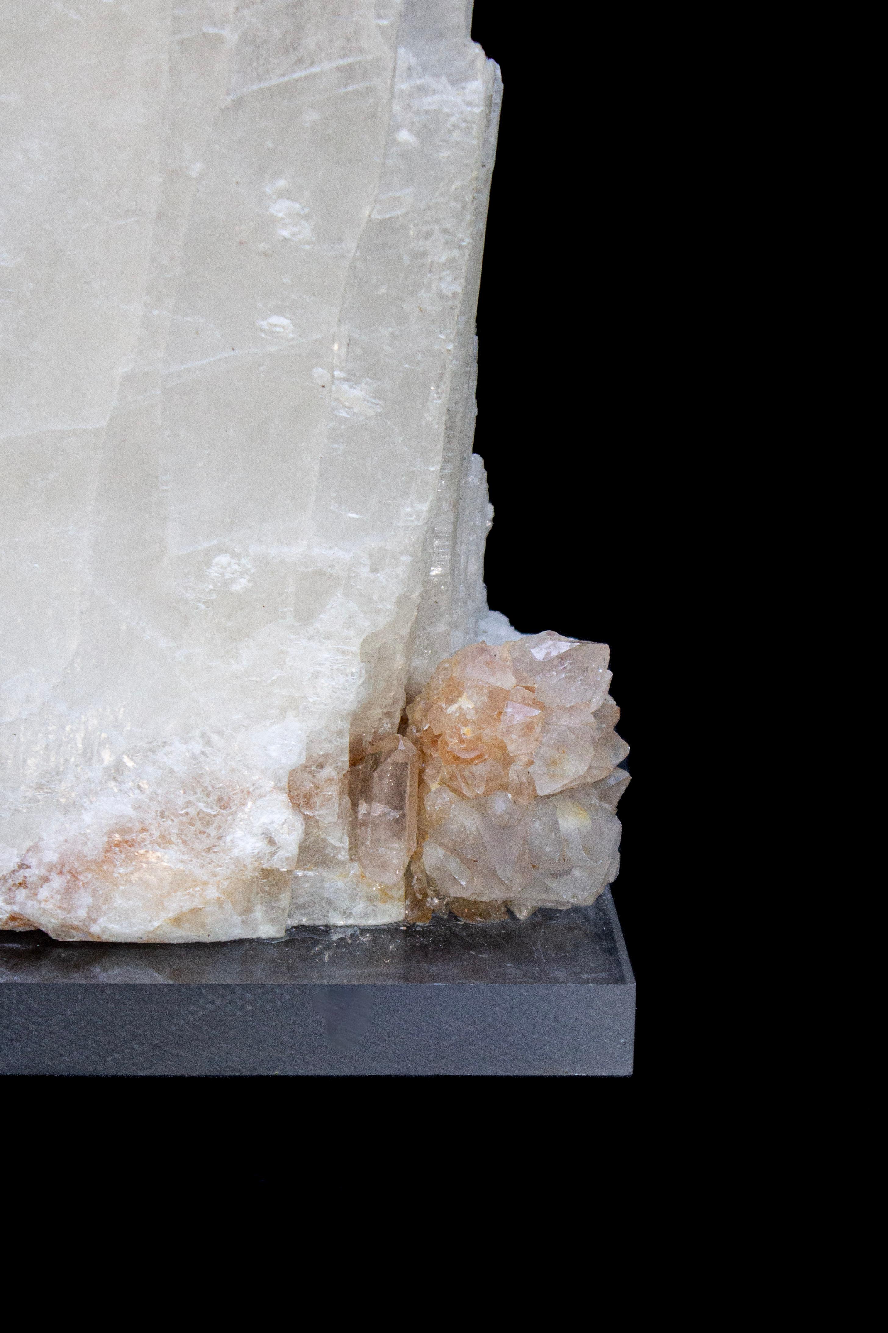 Messicano Grande lastra di cristallo di selenite con quarzo mandarino su una base di lucite in vendita