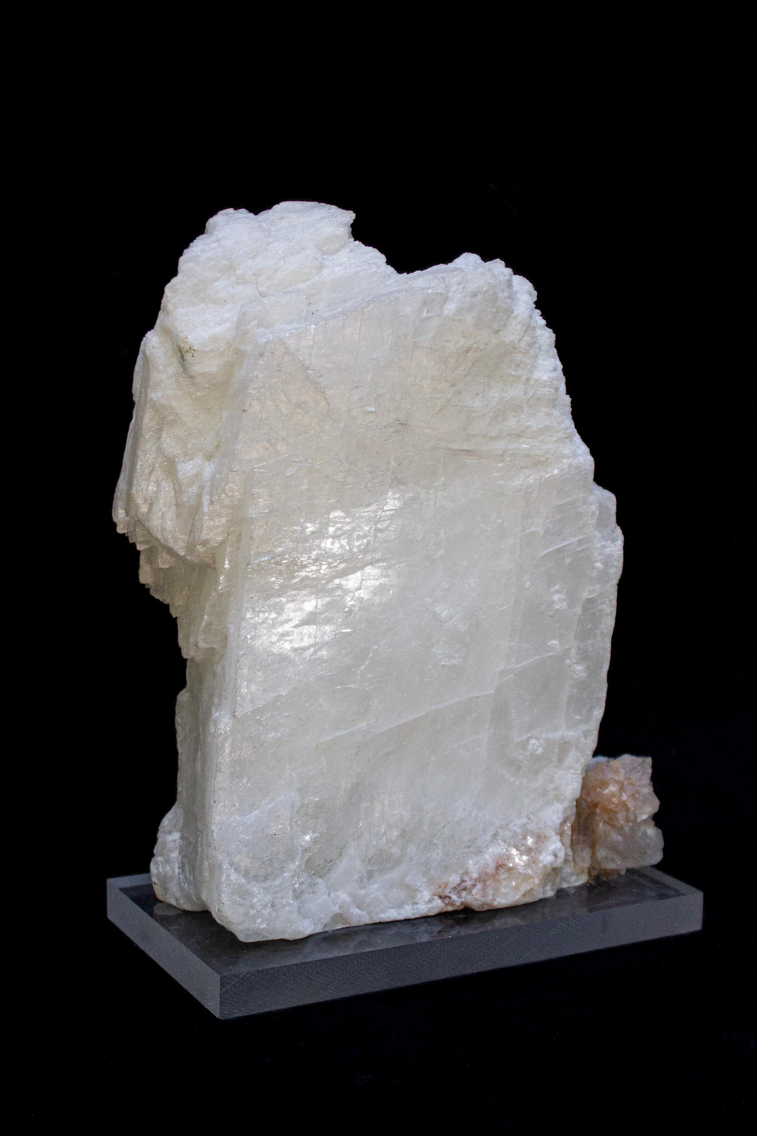 Intagliato a mano Grande lastra di cristallo di selenite con quarzo mandarino su una base di lucite in vendita