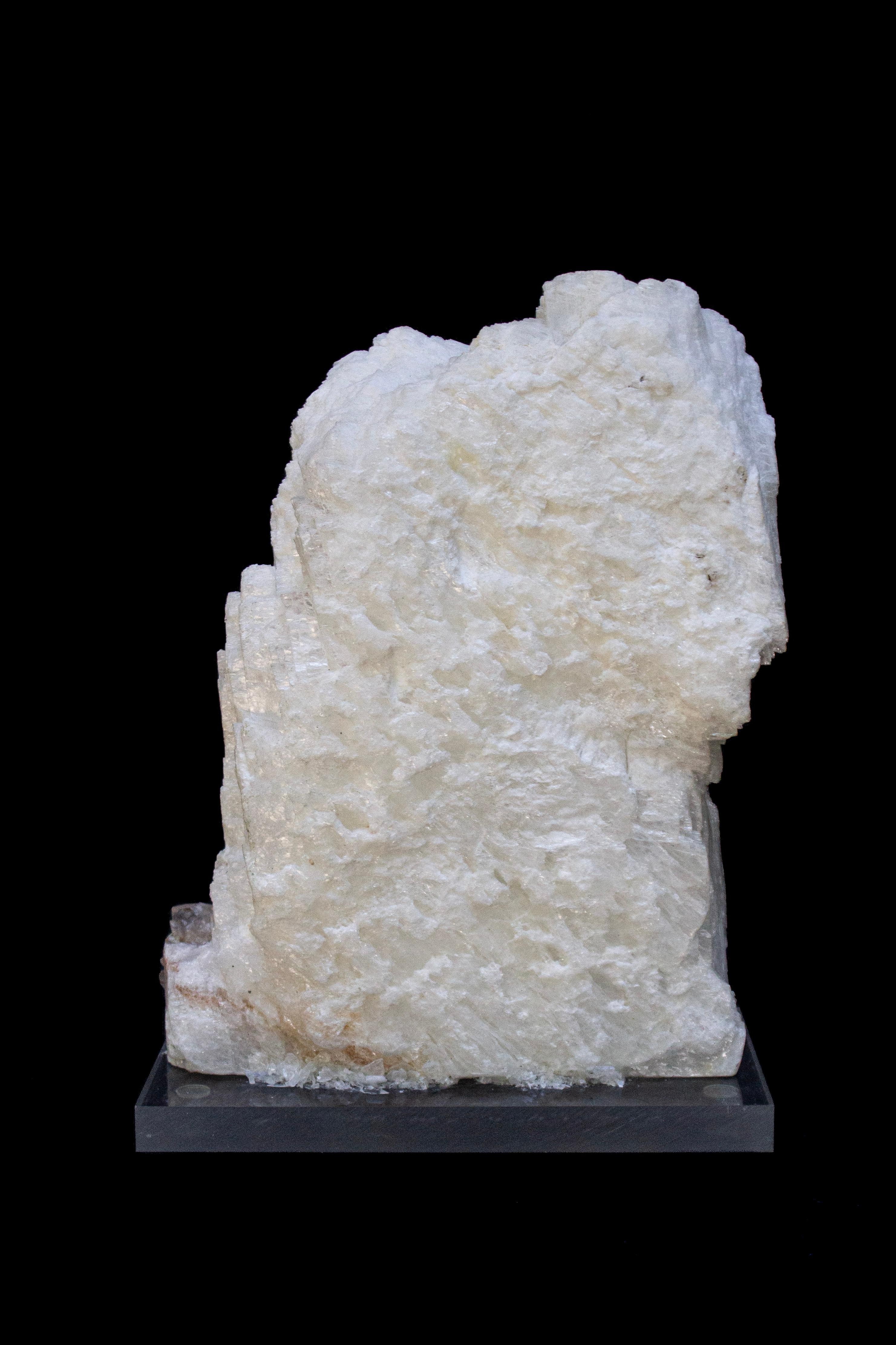 Grande lastra di cristallo di selenite con quarzo mandarino su una base di lucite In condizioni ottime in vendita a Dublin, Dalkey