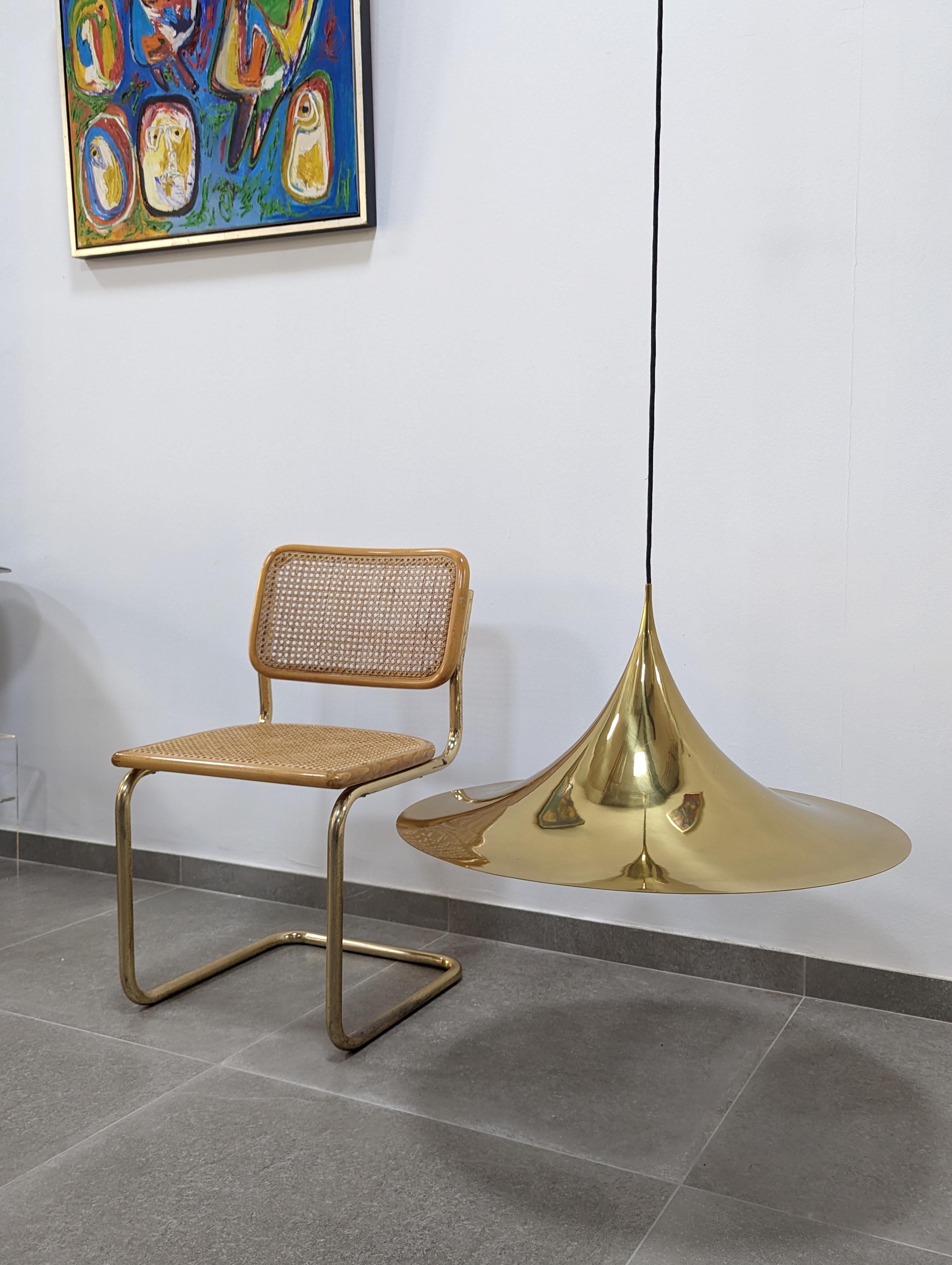 Fabulous Semi lamp designed by Fog & Morup in the 70s in its most exclusive version thanks to its large size of 70 cm in diameter and its shiny brass finish and white interior. A true icon of design.

Total length 150cm.