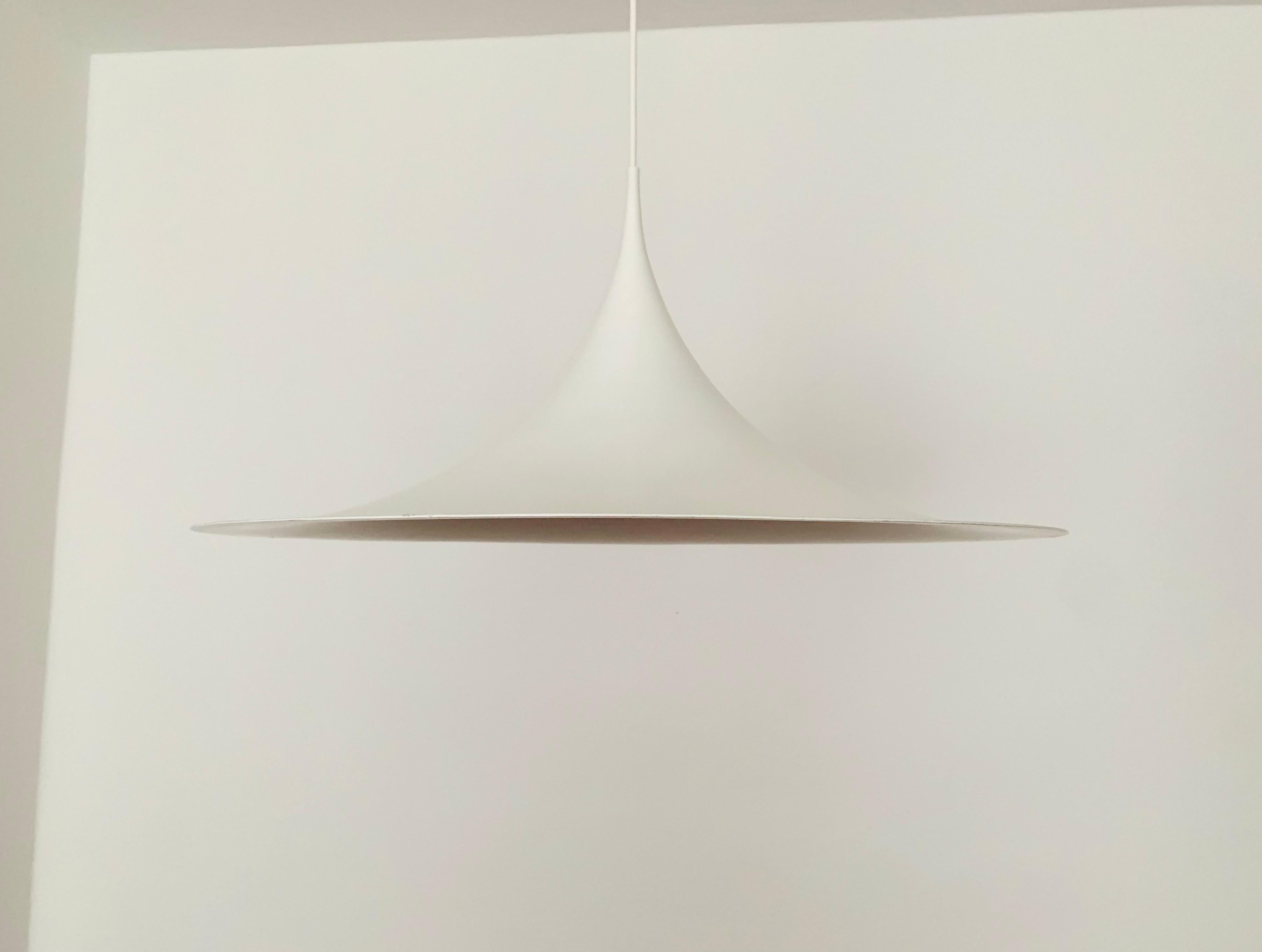 Impressively large Danish pendant lamp from the 1960s.
The design and appearance of the lamp is particularly beautiful.
An absolute classic and an enrichment for every home.
A warm and pleasant light is created.

Manufacturer: Fog and Morup
Design