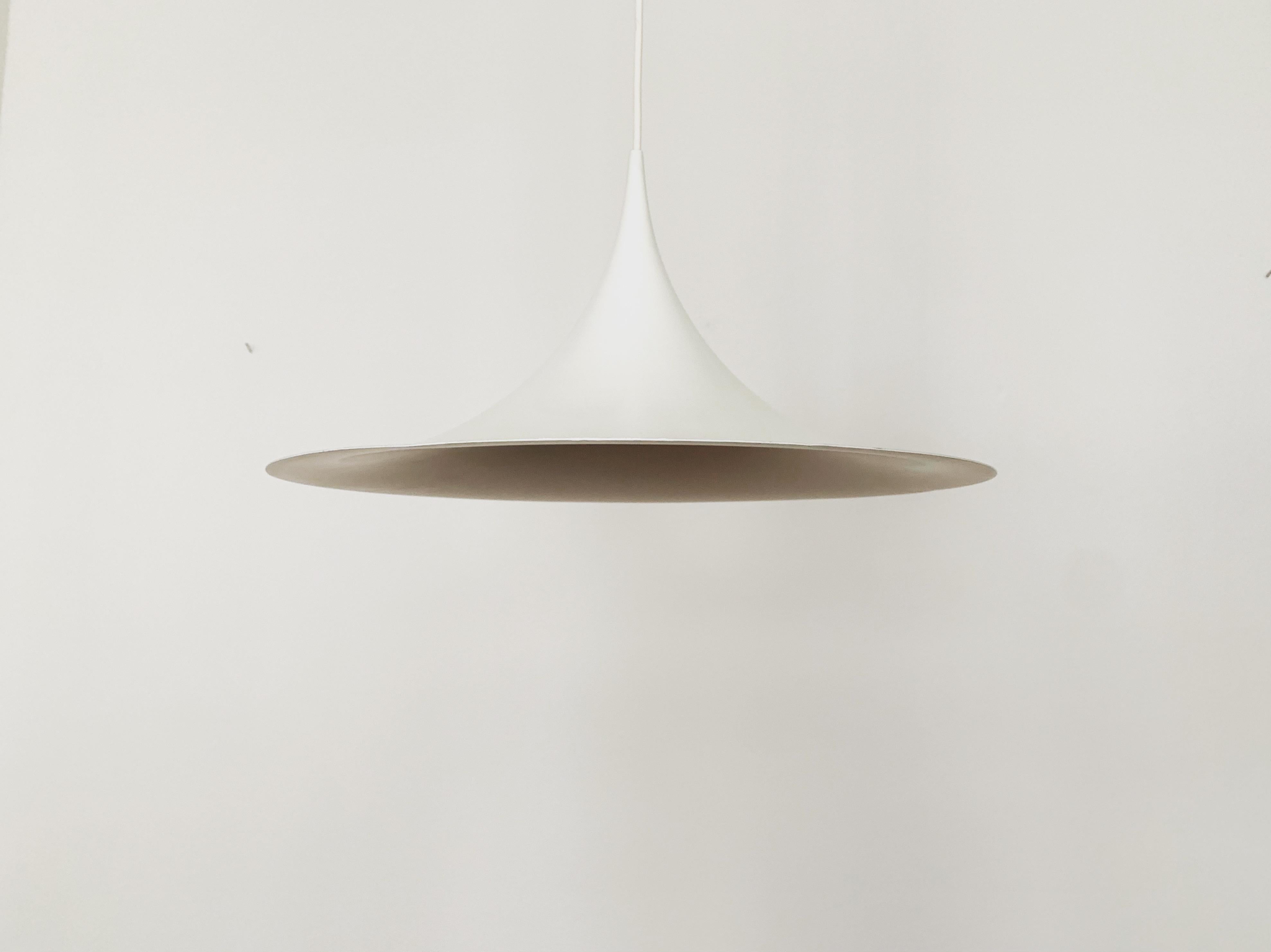 Lampada a sospensione danese di grandi dimensioni degli anni '60.
Il design e l'aspetto della lampada sono particolarmente belli.
Un classico assoluto e un arricchimento per ogni casa.
Si crea una luce calda e piacevole.

Produttore: Fog and