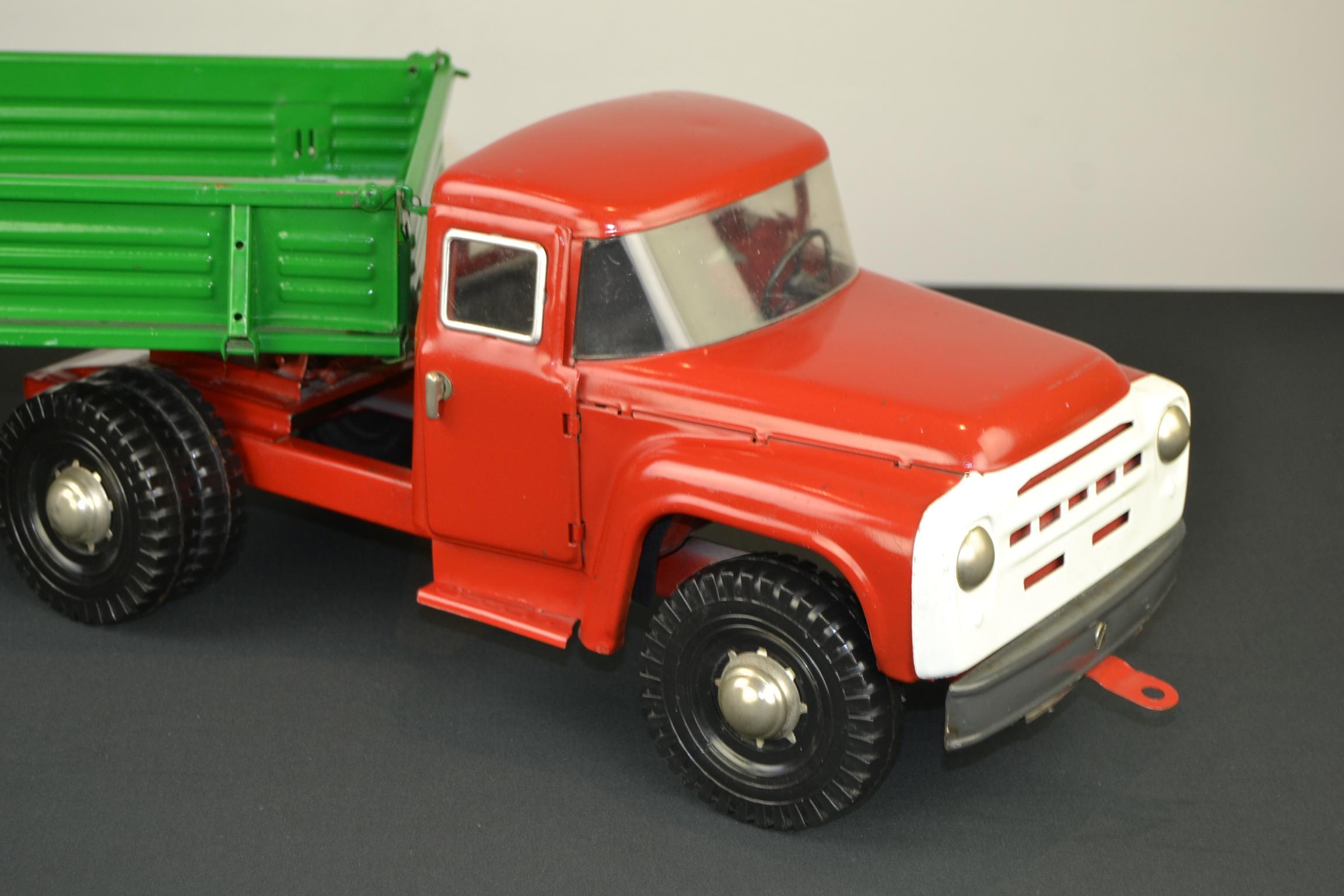 Large Semi-Trailer Metal Truck Toy, USSR, 1990s In Good Condition In Antwerp, BE