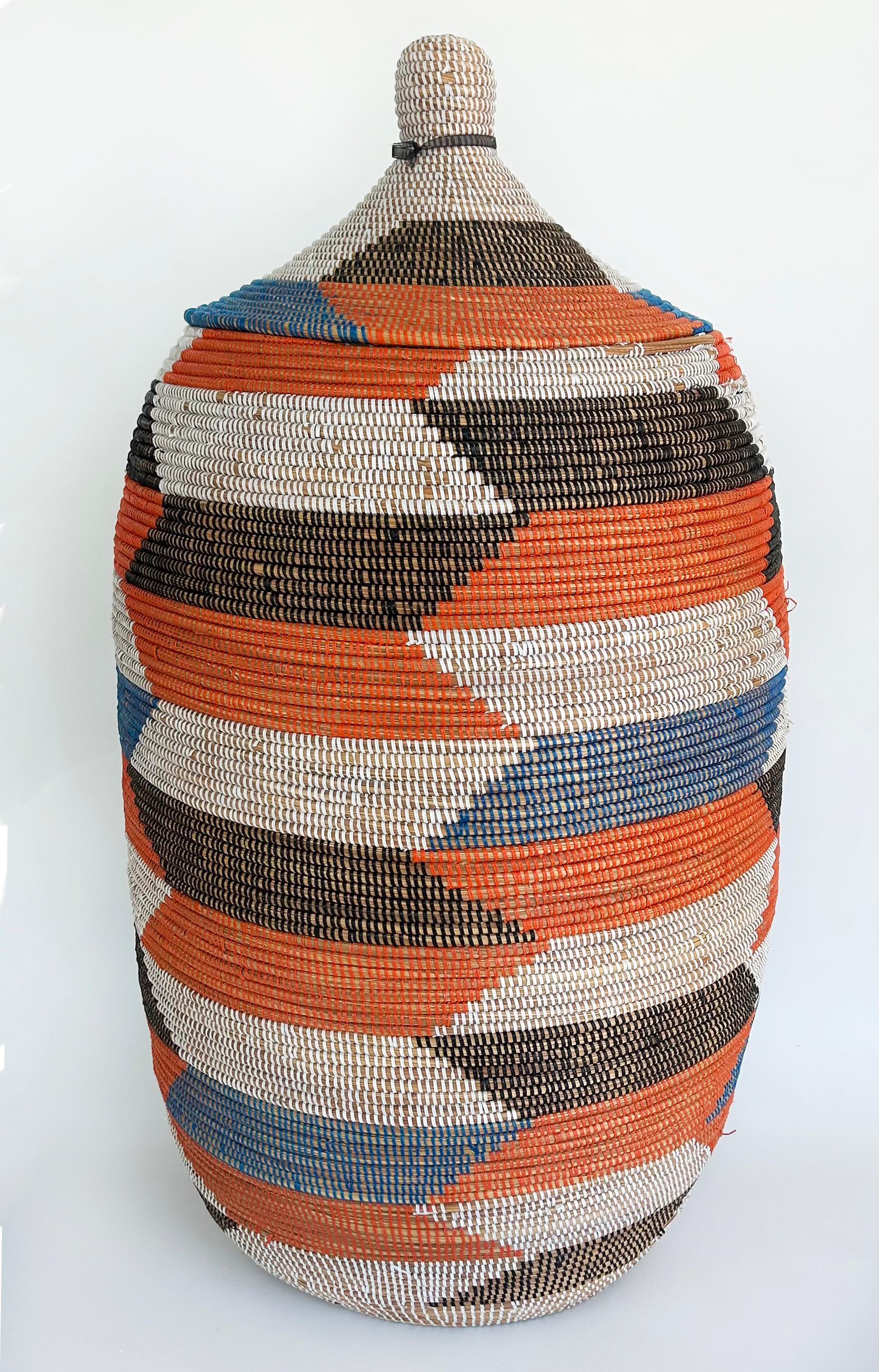 Large Senegalese Hand-Woven Basket/Hamper with Top In Good Condition For Sale In Miami, FL