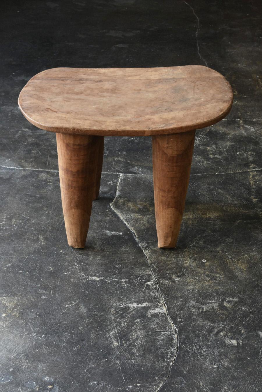 We have a simple and artistic wooden stool in stock.
This is a stool made by the Senufo tribe, who live in an area spanning the neighboring countries of Mali and Burkina Faso, mainly in the northern part of Côte d'Ivoire in West Africa.

They make