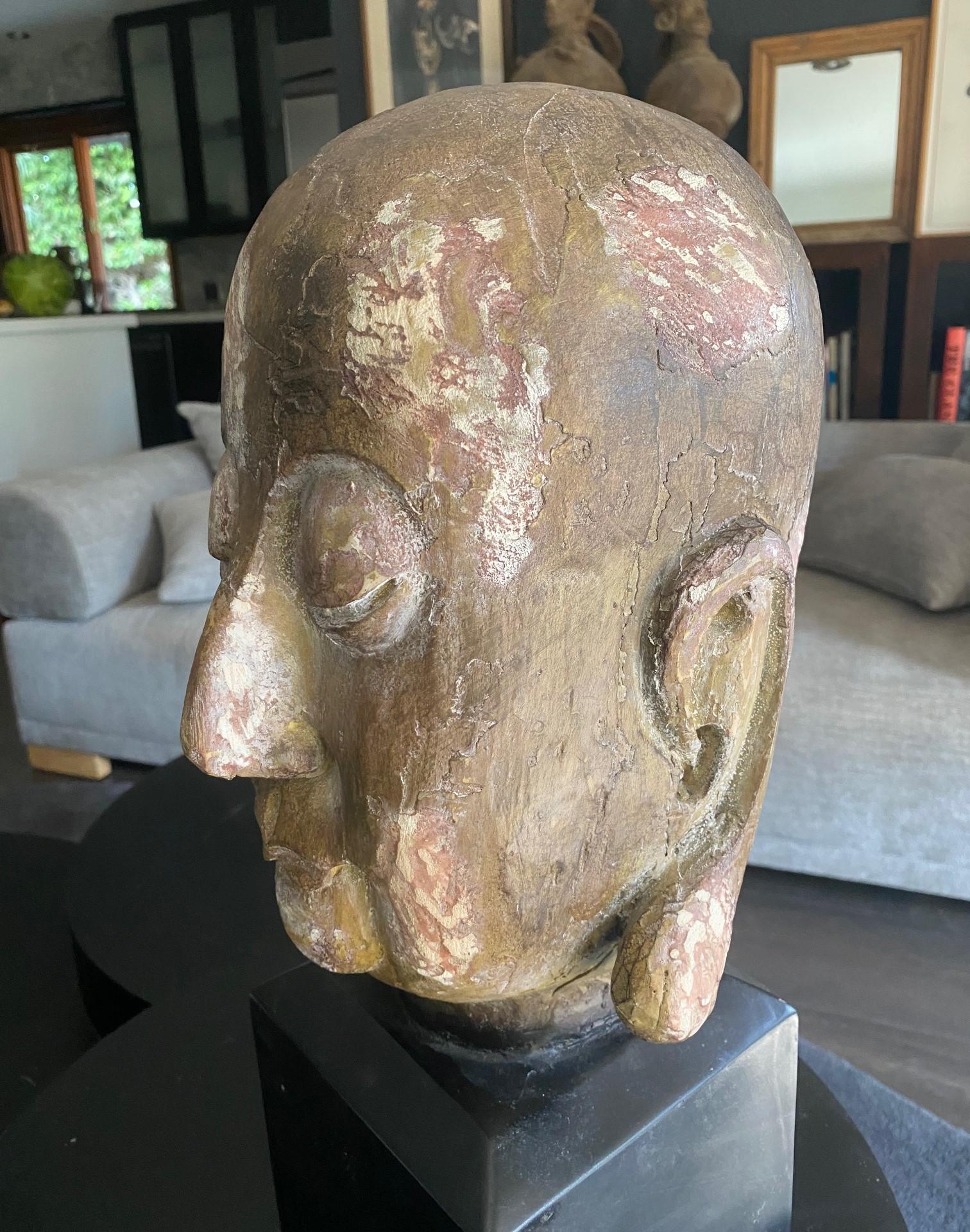 Gran Busto Asiático Sereno de Cabeza de Buda Tallada en Madera sobre Soporte de Exhibición en venta 9