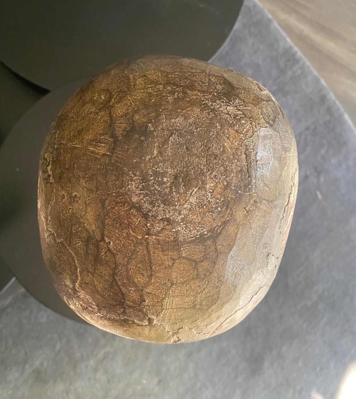 Gran Busto Asiático Sereno de Cabeza de Buda Tallada en Madera sobre Soporte de Exhibición en venta 10