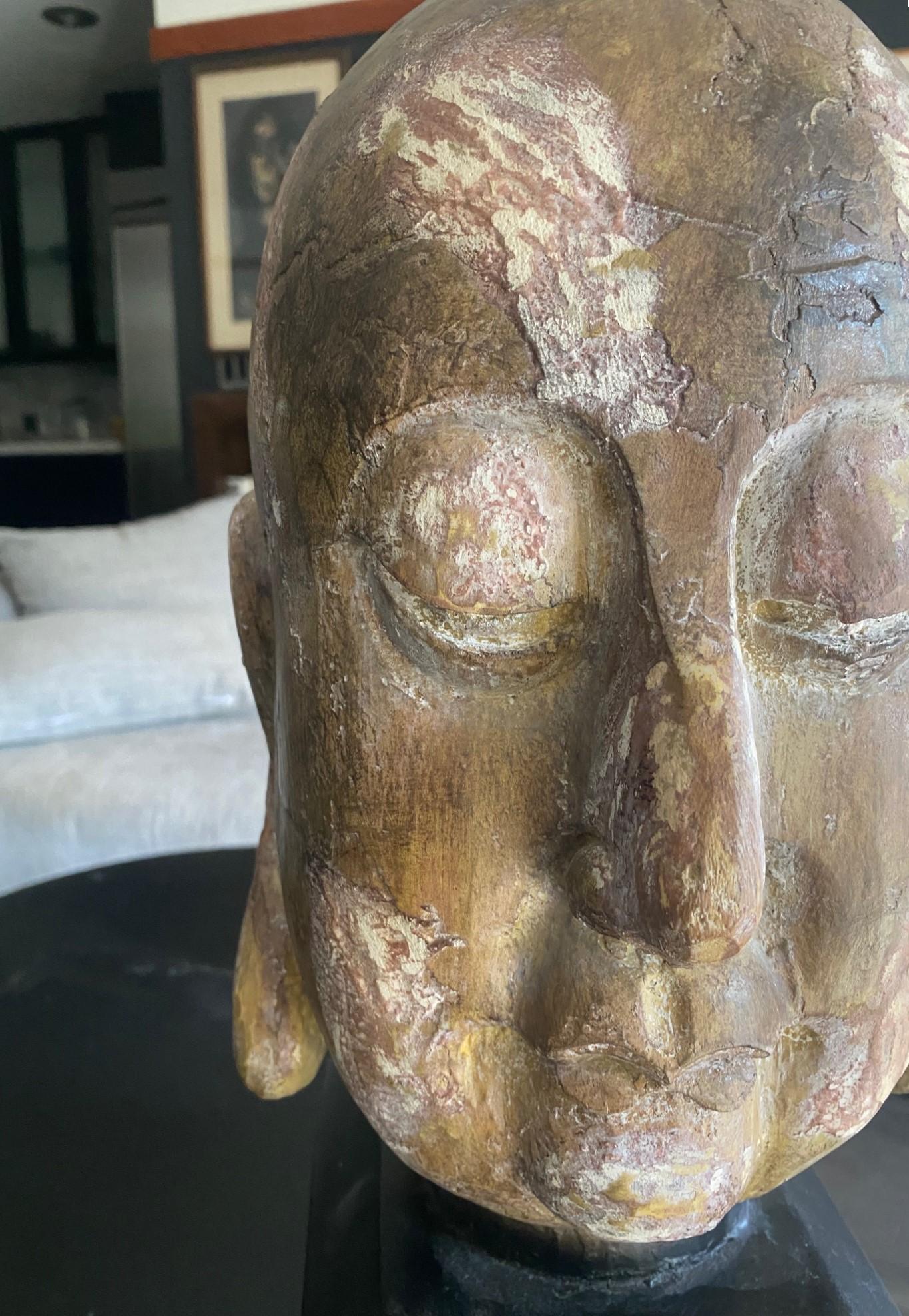Gran Busto Asiático Sereno de Cabeza de Buda Tallada en Madera sobre Soporte de Exhibición en Bueno estado para la venta en Studio City, CA