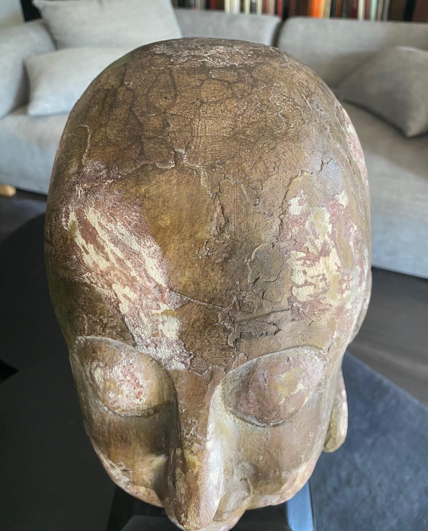 Gran Busto Asiático Sereno de Cabeza de Buda Tallada en Madera sobre Soporte de Exhibición siglo XX en venta