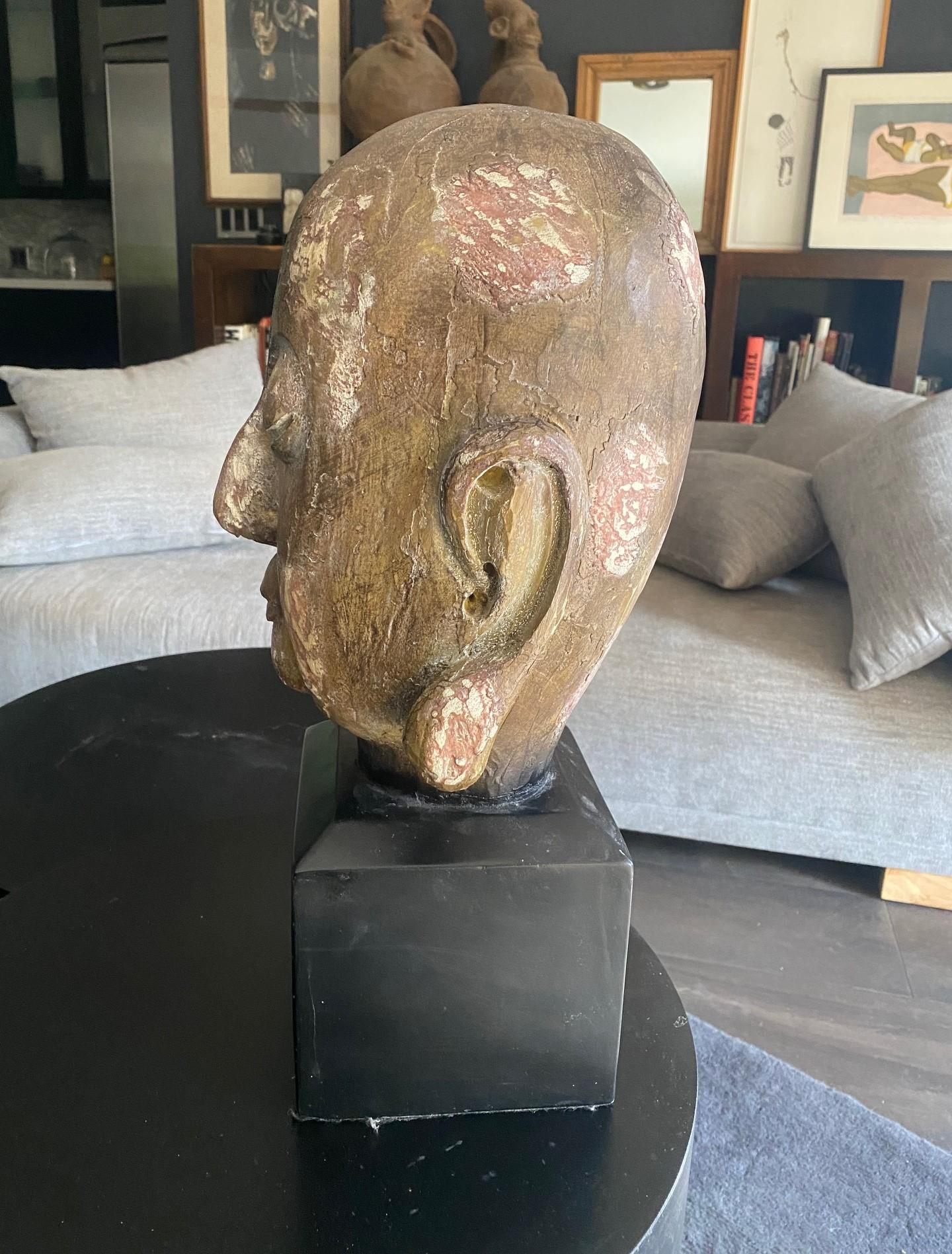 Gran Busto Asiático Sereno de Cabeza de Buda Tallada en Madera sobre Soporte de Exhibición en venta 2