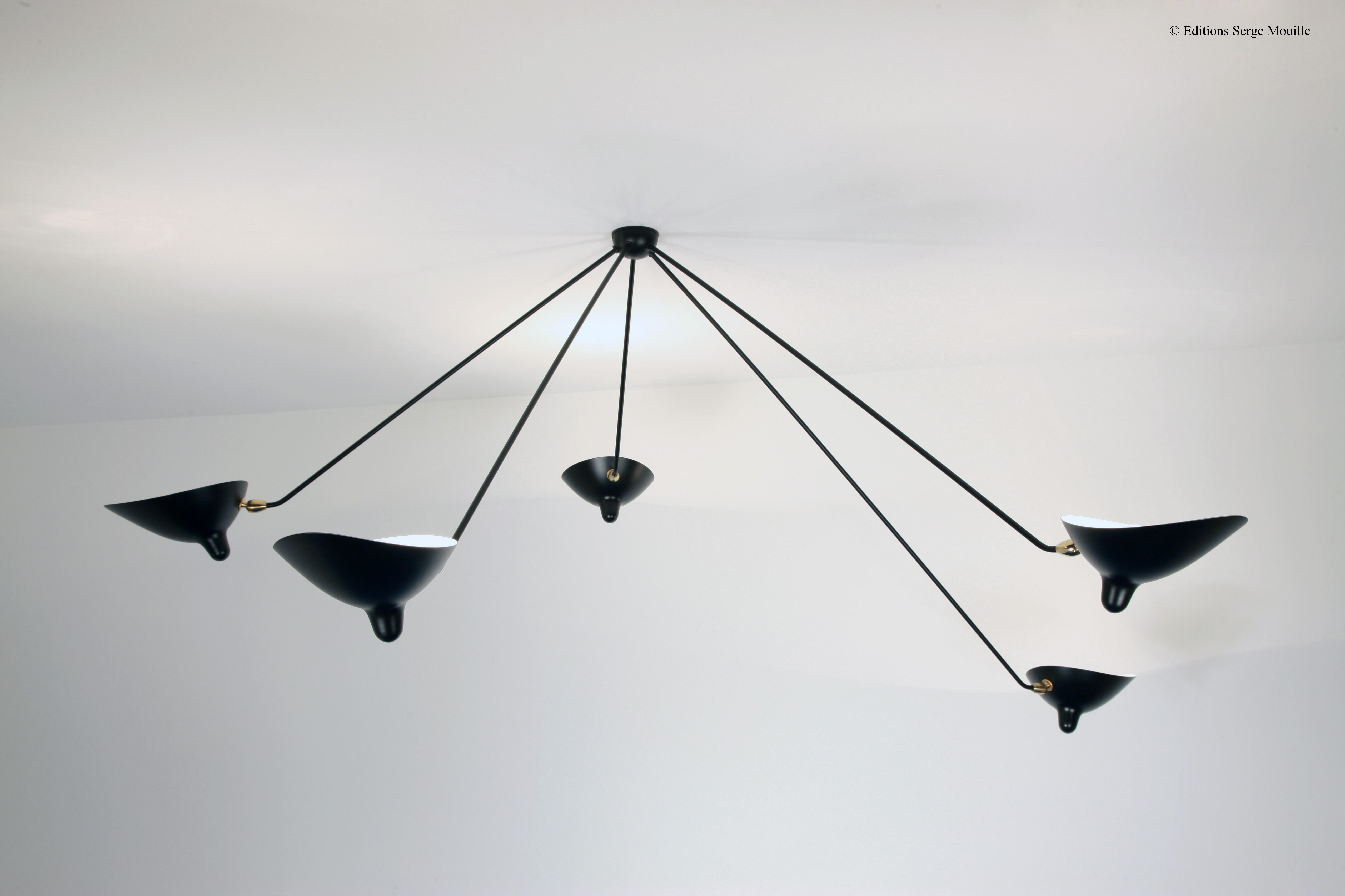 Large Serge Mouille 'Plafonnier Araignée 5 Bras Fixes' ceiling lamp in black.

Originally designed in 1955, this iconic chandelier is still made by Edition Serge Mouille in France using many of the same small-scale manufacturing techniques and