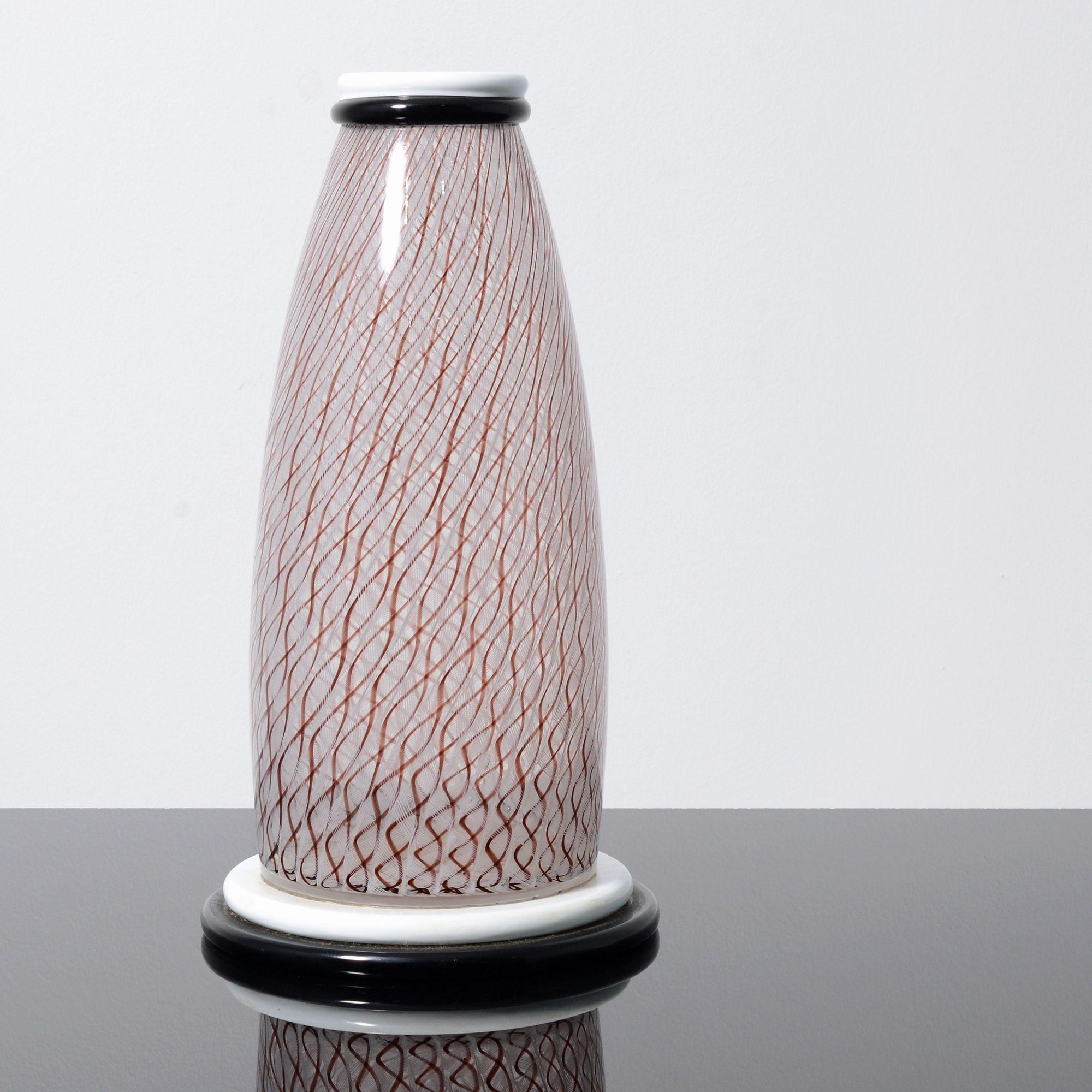 Artista/Designer; Produttore: Sergio Asti (italiano, nato nel 1926); I. A. B. (Italia)
Marchio(i); note: nessun marchio evidente; circa 1985
Materiali: vetro
Dimensioni (H, L, P): 13 