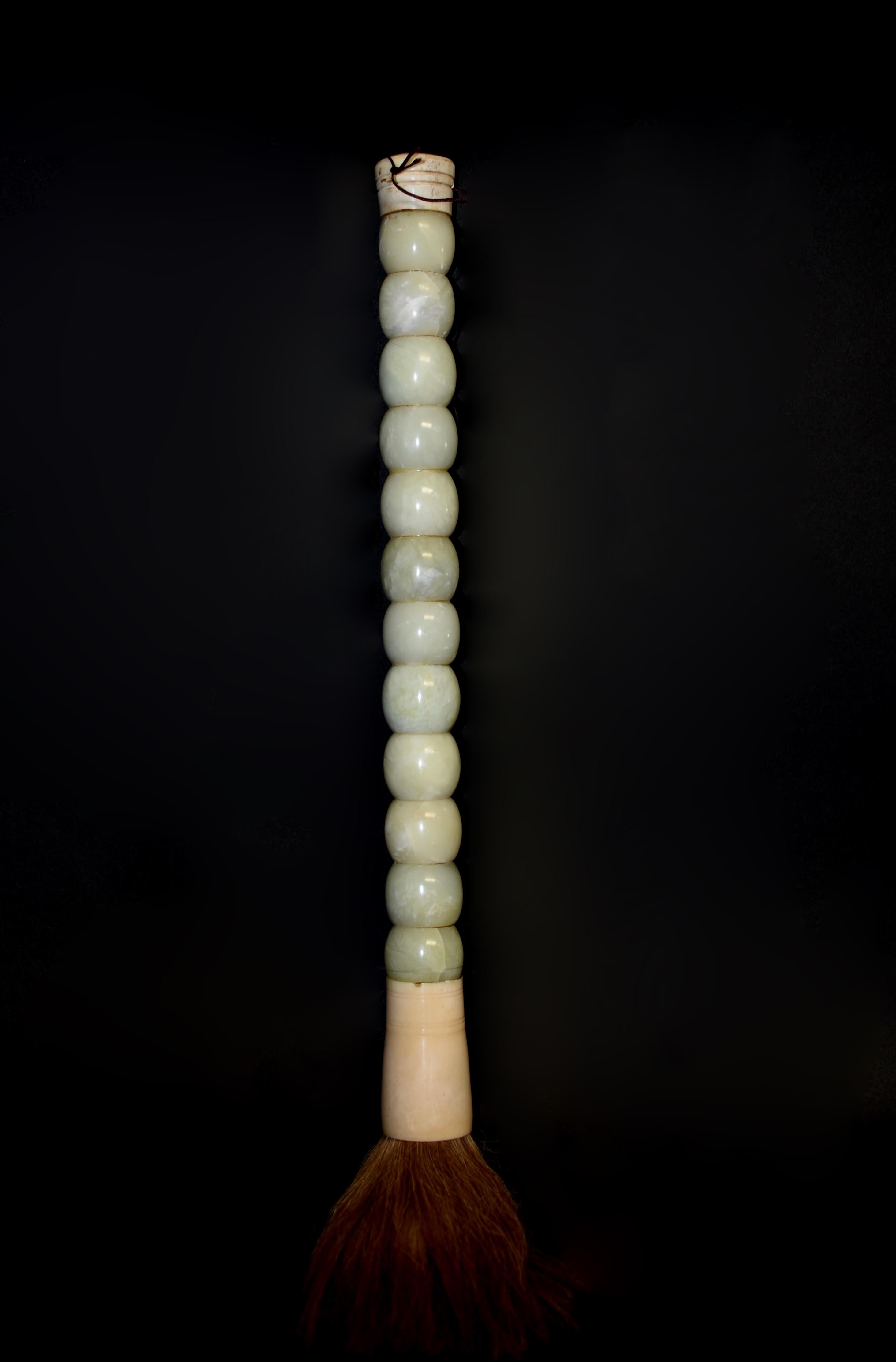 Il s'agit d'un pinceau très large et substantiel avec 12 perles de pierre précieuse en jade. Perles en forme de tonneau, faites à la main avec des pierres précieuses en jade céladon poli. Virole en os et crin de cheval. Cette brosse exceptionnelle