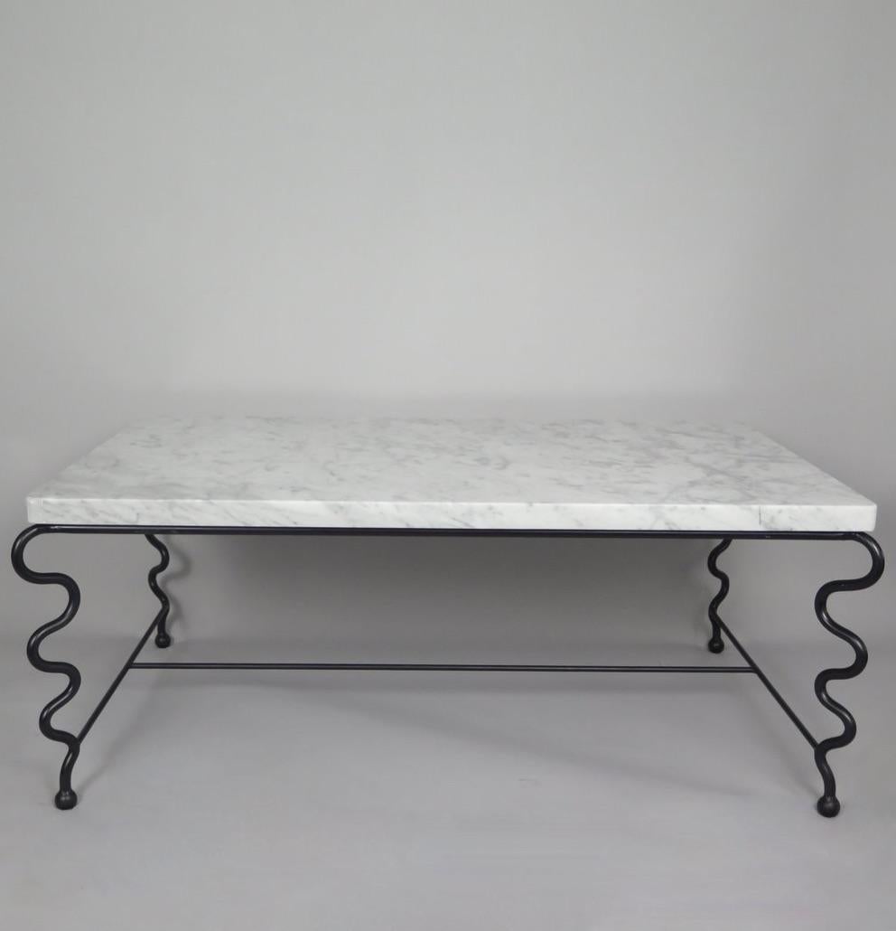 Mid-Century Modern Grande table basse serpentine avec plateau en marbre de Carrare en vente