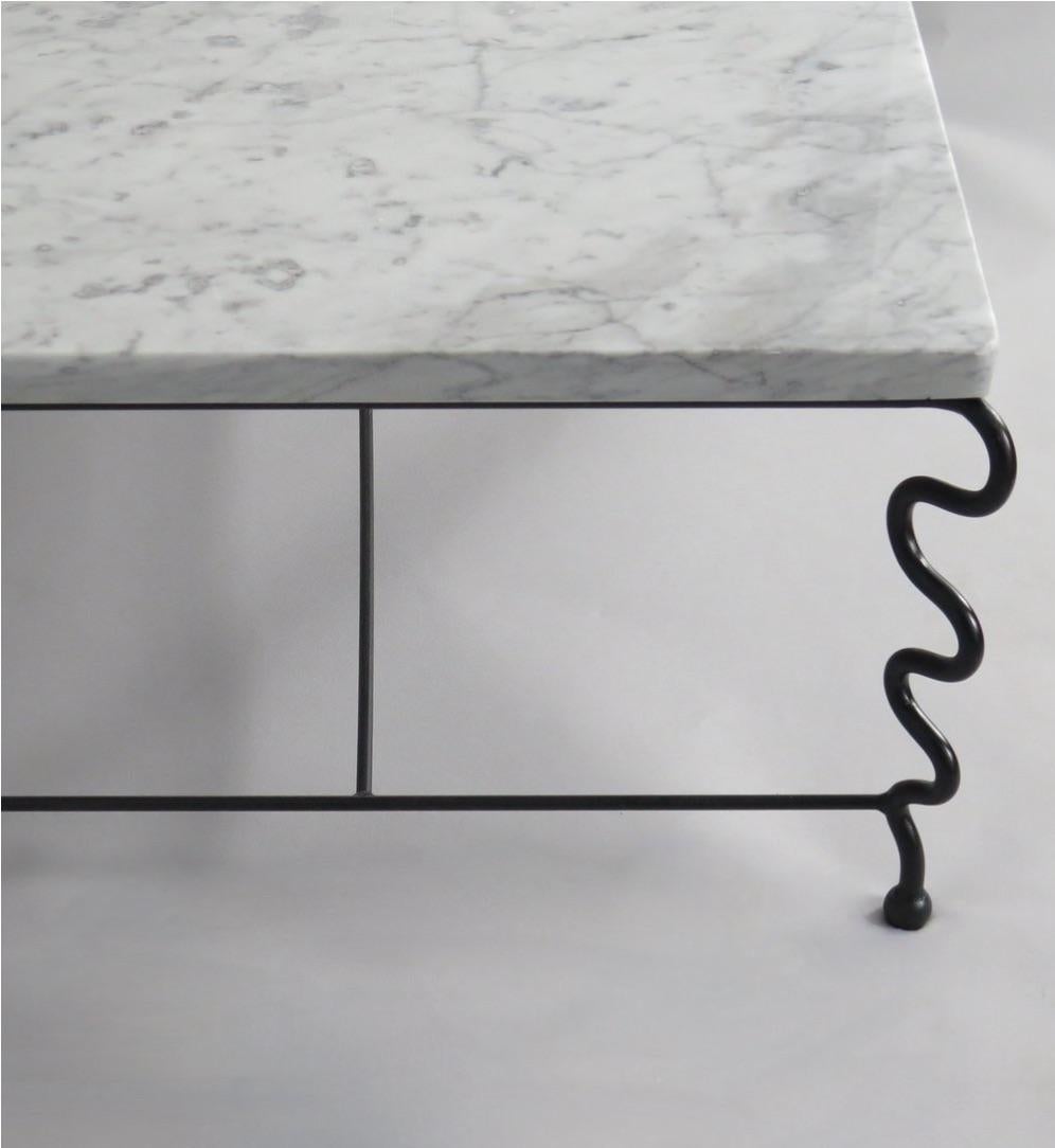 Soudé Grande table basse serpentine avec plateau en marbre de Carrare en vente