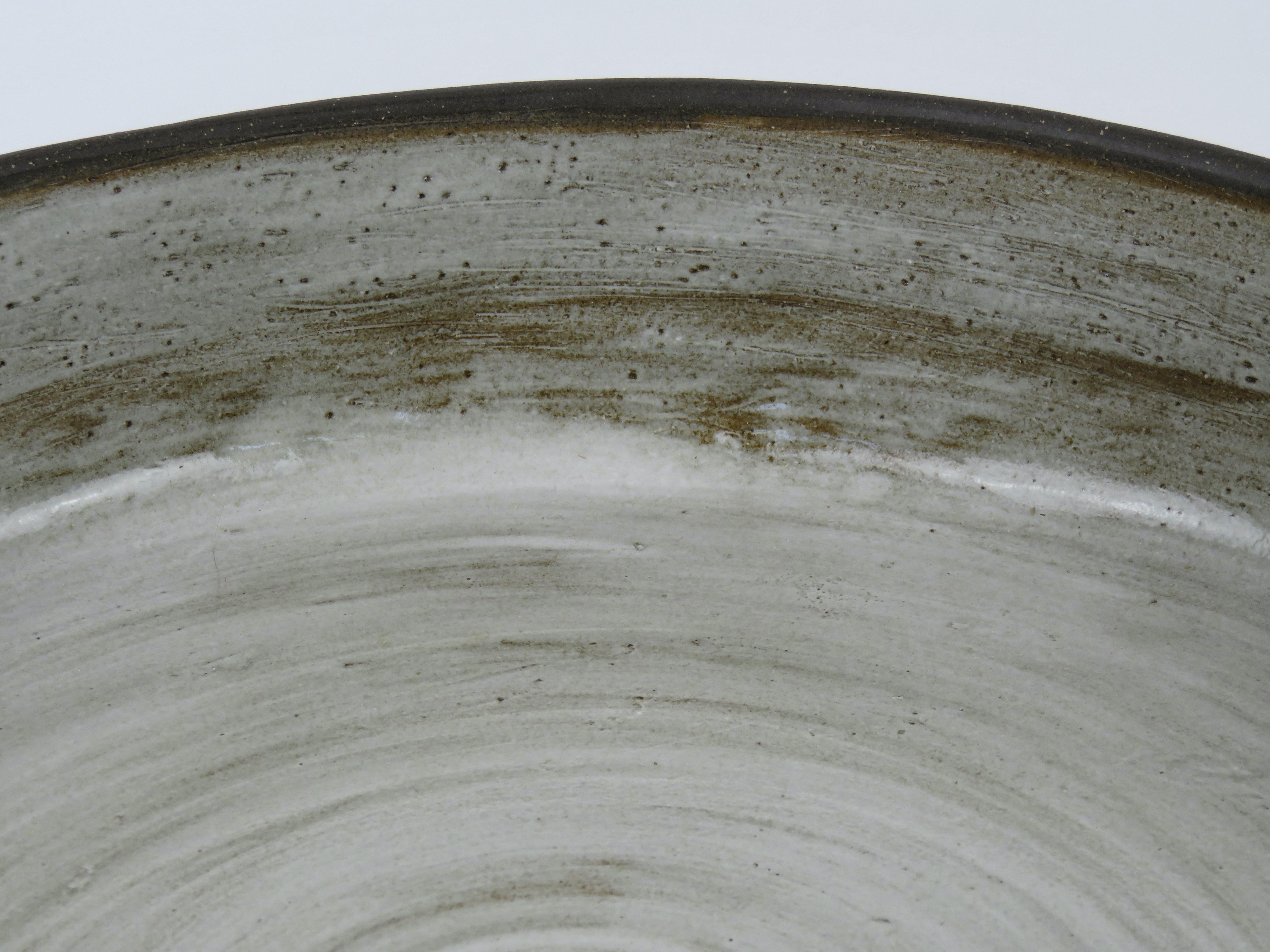 Große große Servierschale, geschnitzter brauner Ton mit weißer Glasur, handgefertigte Keramik im Angebot 3