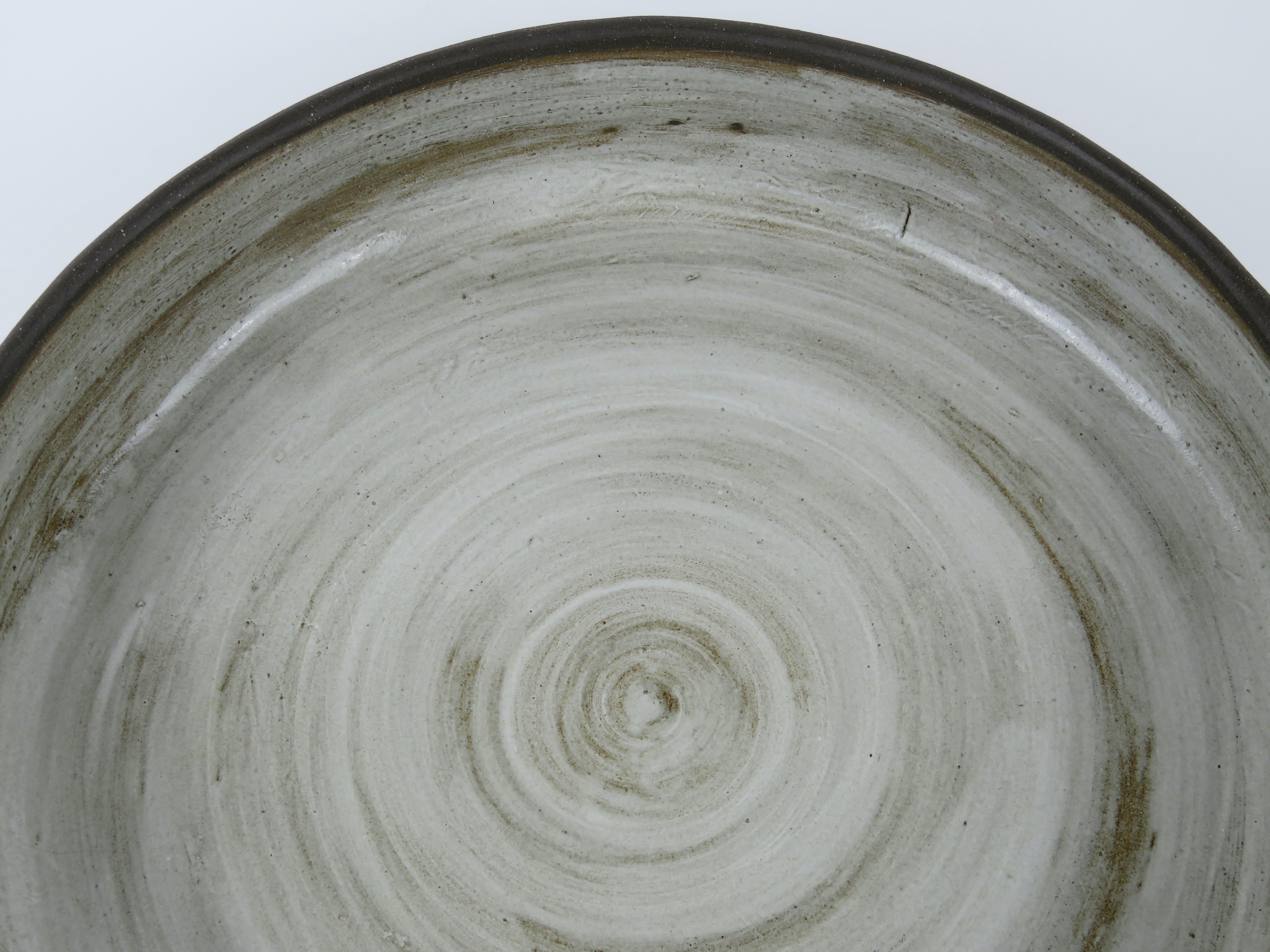 Große große Servierschale, geschnitzter brauner Ton mit weißer Glasur, handgefertigte Keramik (Handgefertigt) im Angebot
