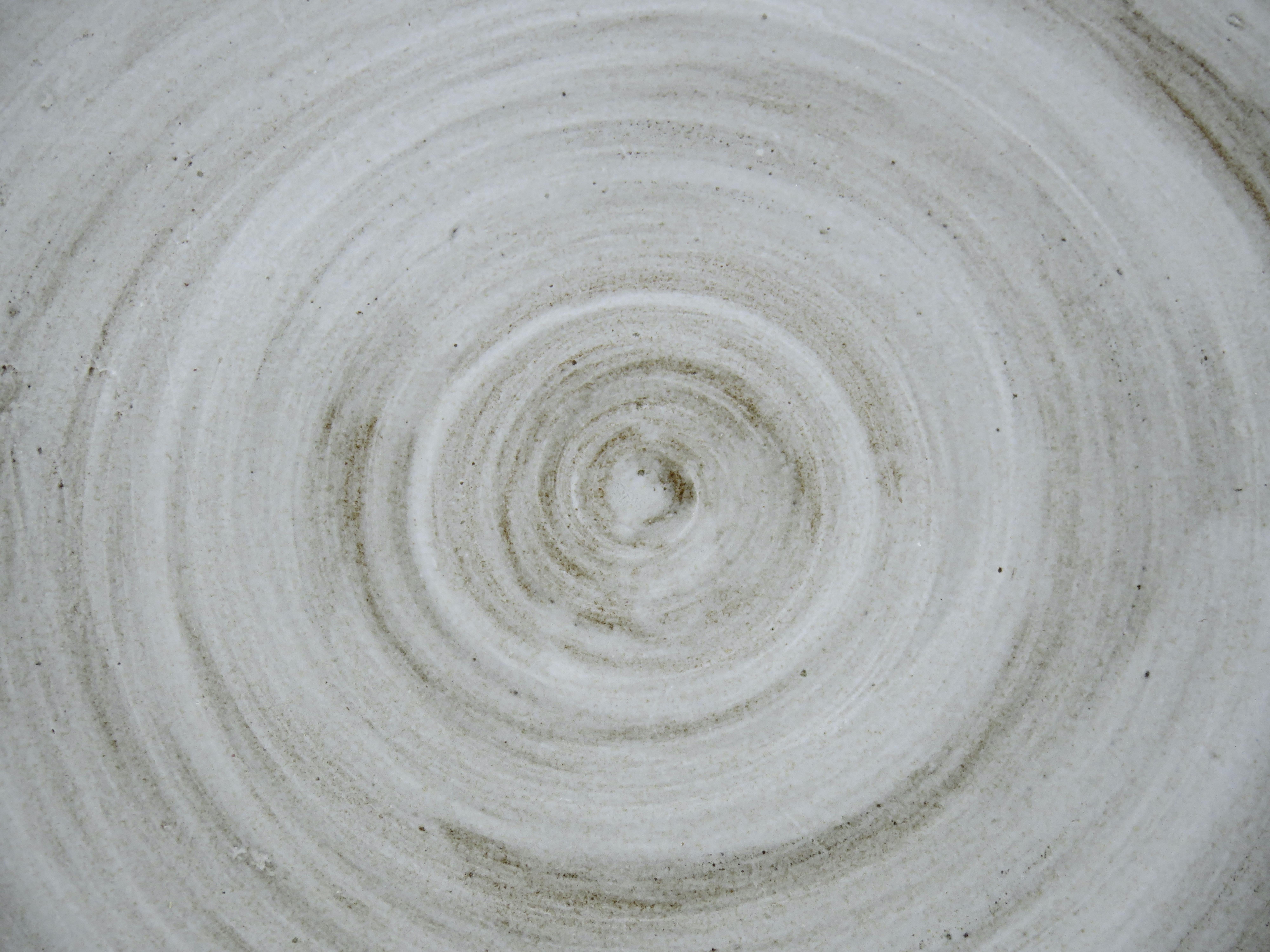 Große große Servierschale, geschnitzter brauner Ton mit weißer Glasur, handgefertigte Keramik im Zustand „Neu“ im Angebot in New York, NY