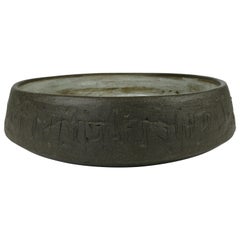 Grand bol de service, argile brune abstraite sculptée avec glaçure blanche, céramique fabriquée à la main
