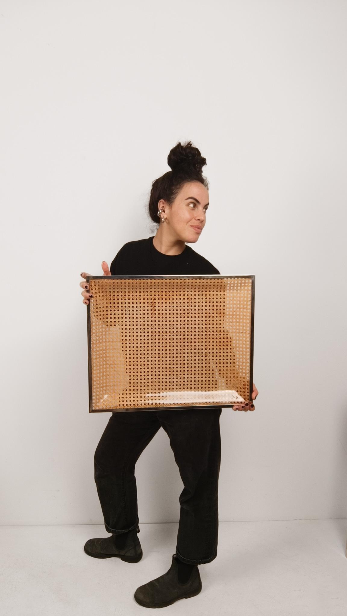 Grand plateau de service dans le style Christian Dior, Lucite, sangle de canne et chrome, années 70 en vente 4