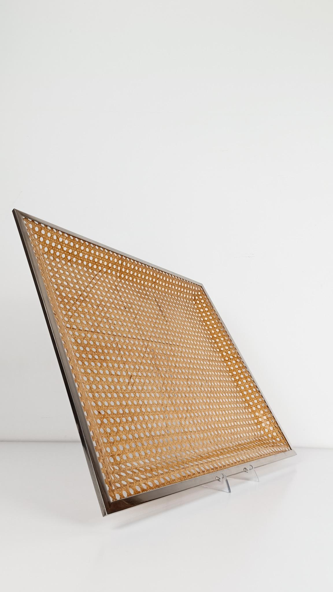 Grand plateau de service dans le style Christian Dior, Lucite, sangle de canne et chrome, années 70 en vente 5