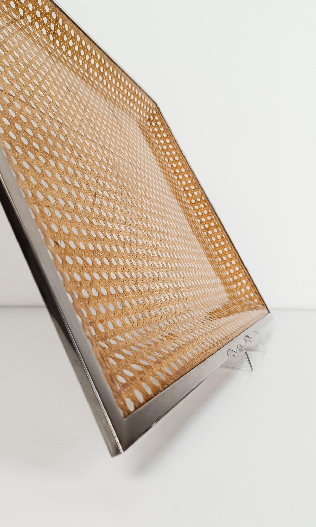 Grand plateau de service dans le style Christian Dior, Lucite, sangle de canne et chrome, années 70 en vente 6