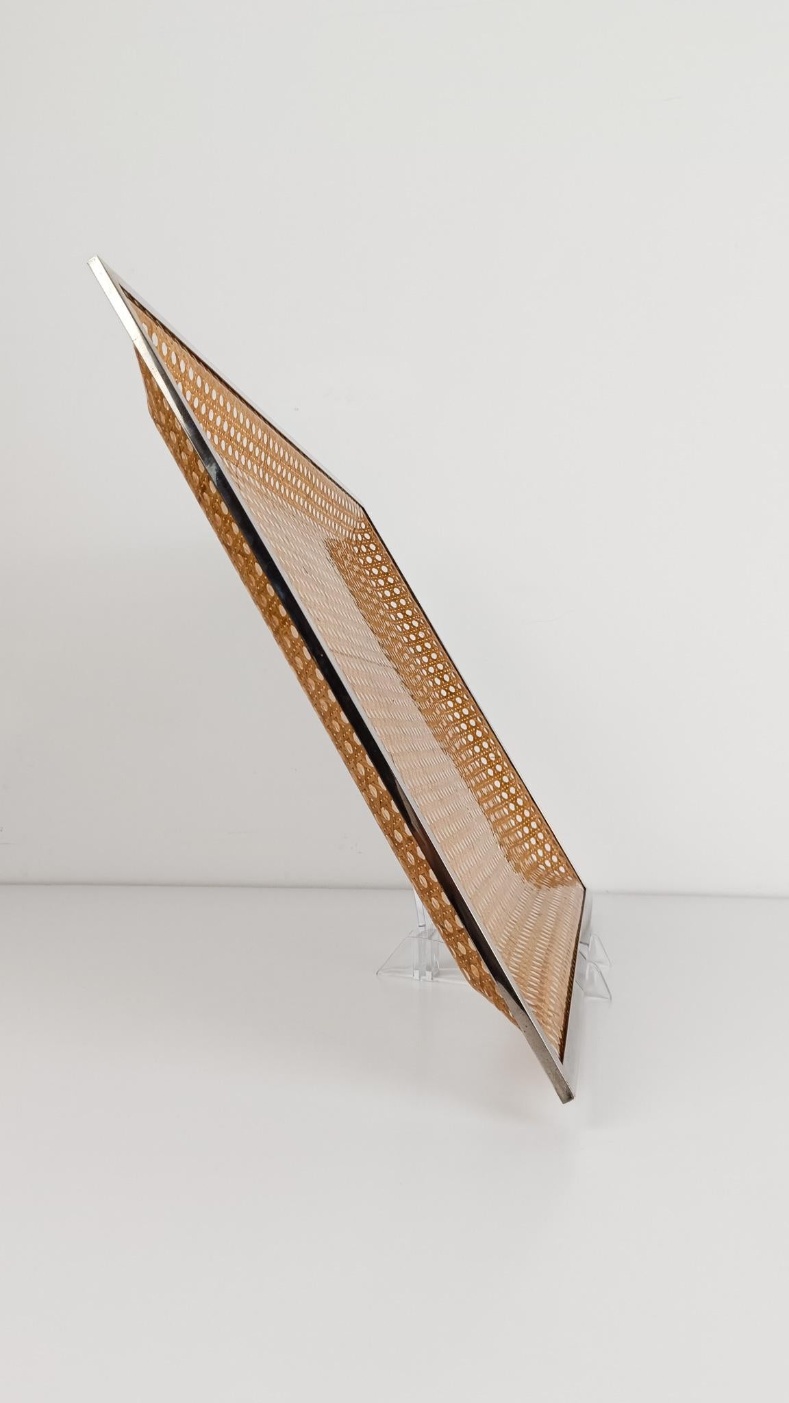 Grand plateau de service dans le style Christian Dior, Lucite, sangle de canne et chrome, années 70 en vente 7