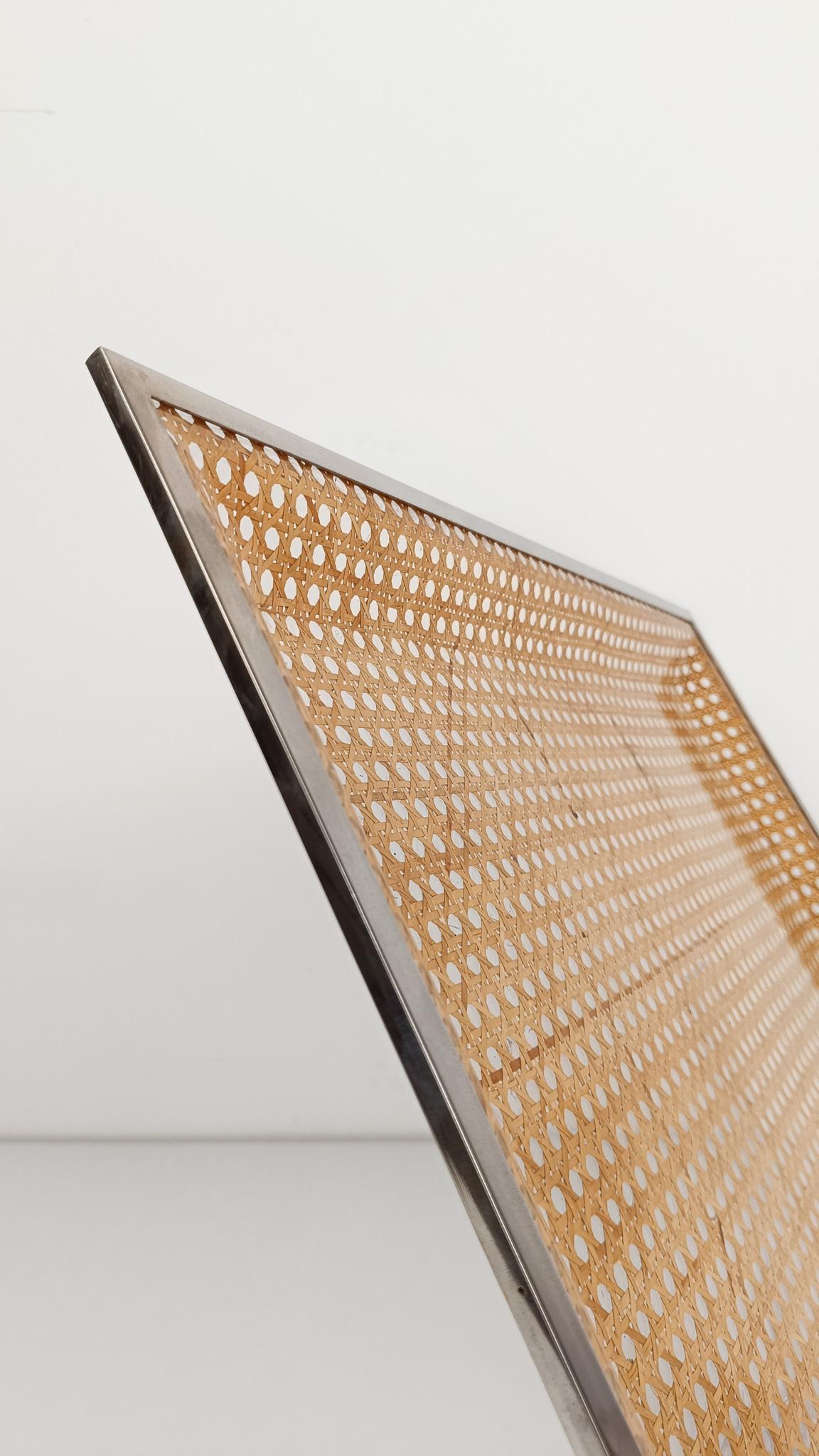 Grand plateau de service dans le style Christian Dior, Lucite, sangle de canne et chrome, années 70 en vente 8