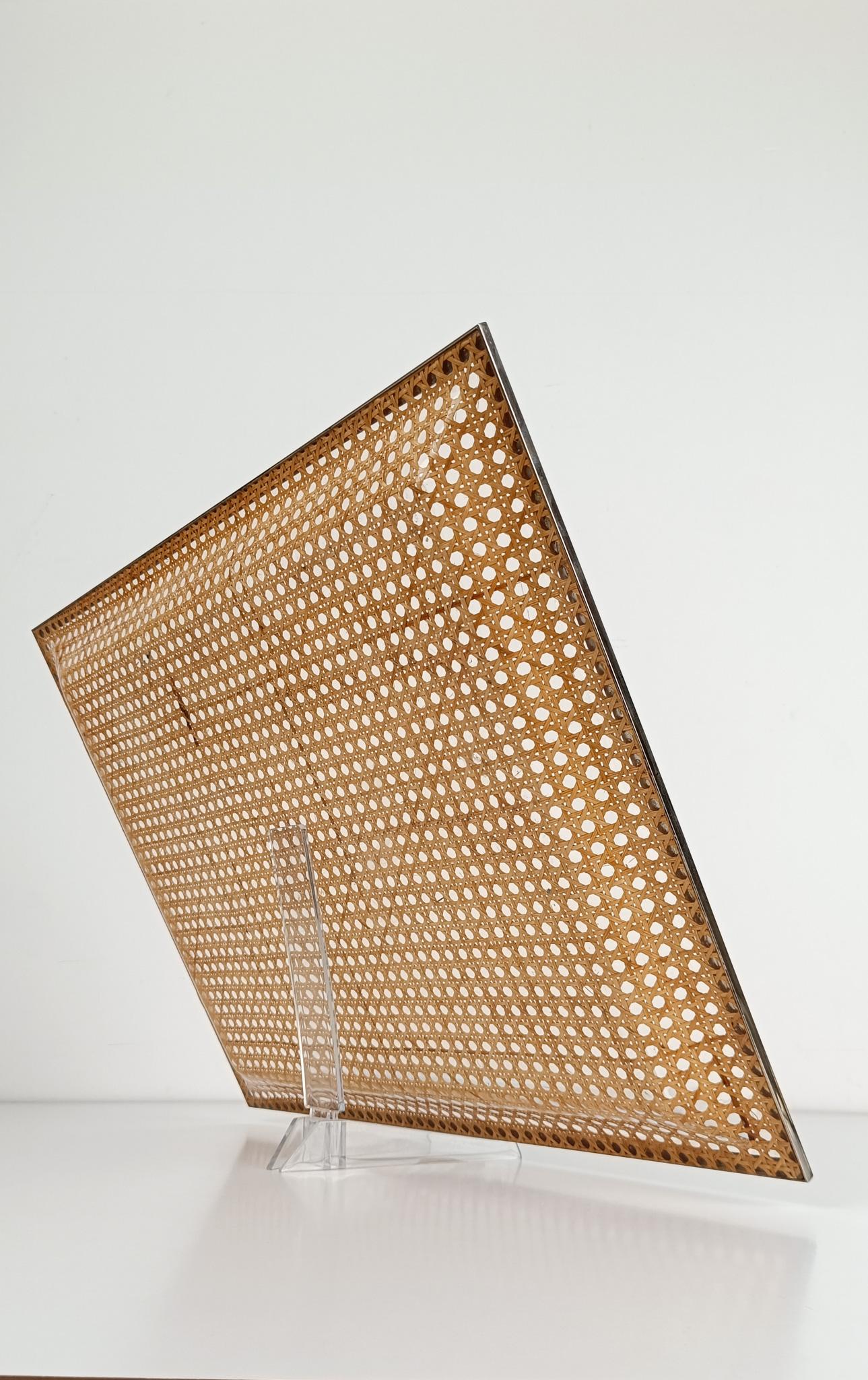 Grand plateau de service dans le style Christian Dior, Lucite, sangle de canne et chrome, années 70 en vente 9