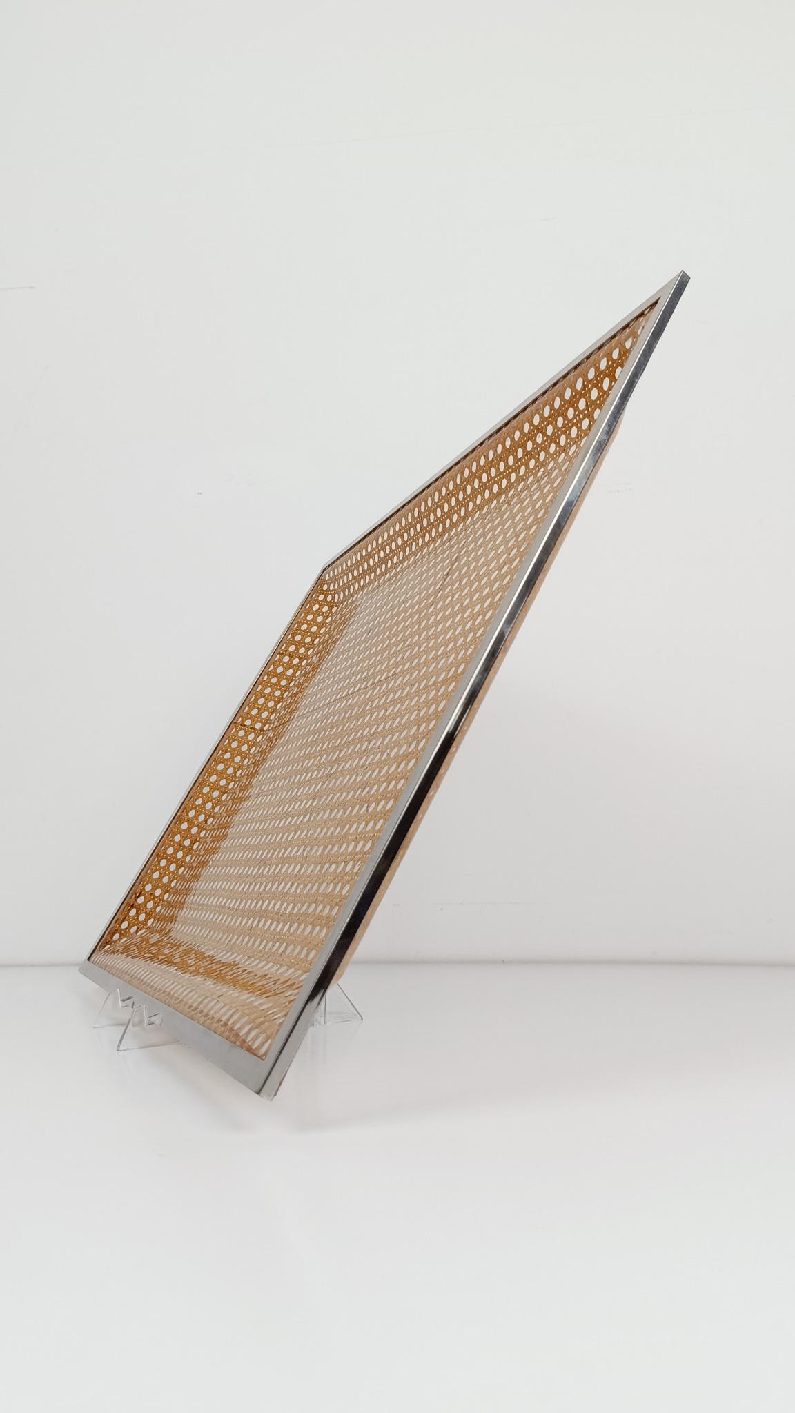 Grand plateau de service dans le style Christian Dior, Lucite, sangle de canne et chrome, années 70 en vente 13