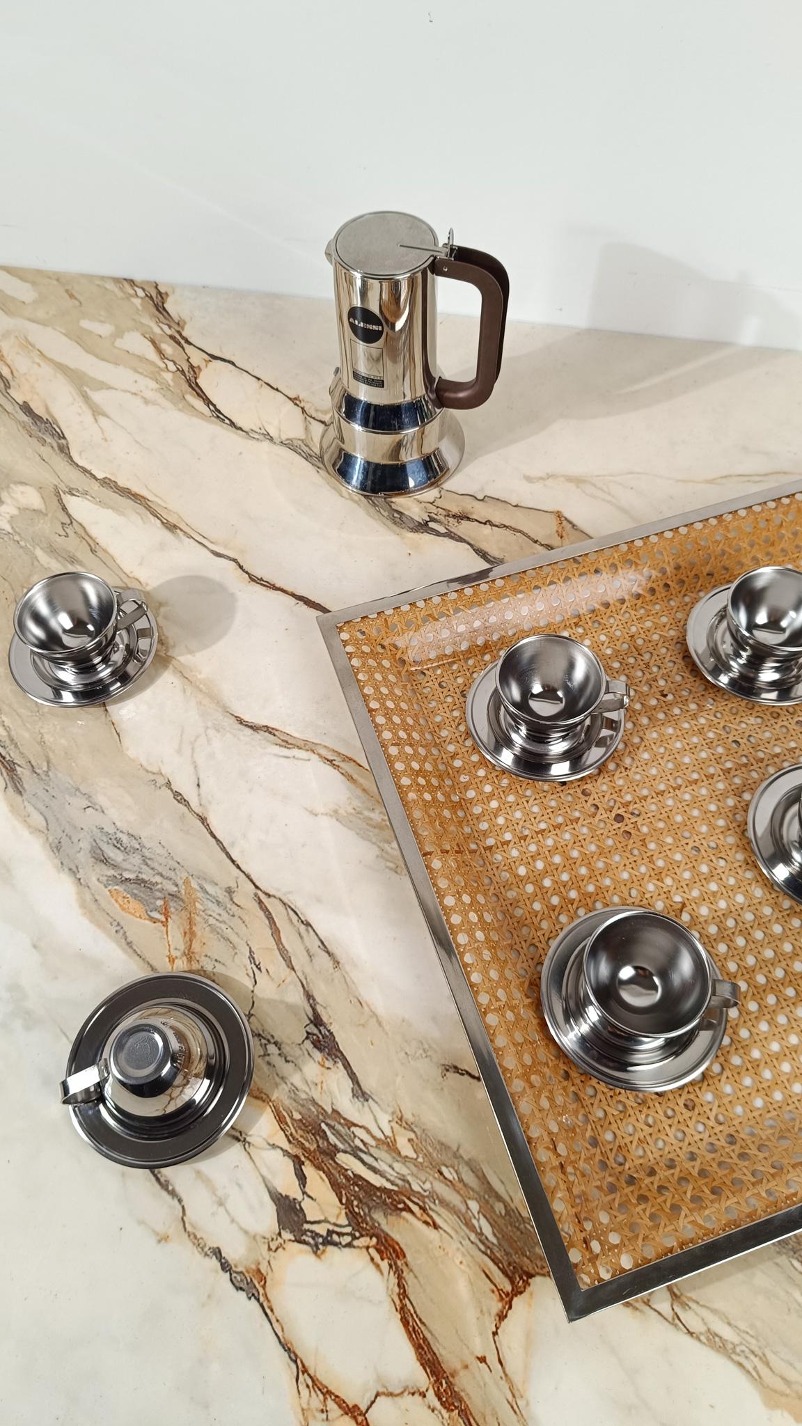 Nous avons le plaisir de vous proposer ce superbe grand plateau de service qui reflète parfaitement le style européen glamour et ultra-chic des années 1970.

Fabriquée en Europe, cette pièce vintage rappelle l'artisanat raffiné et les accessoires de