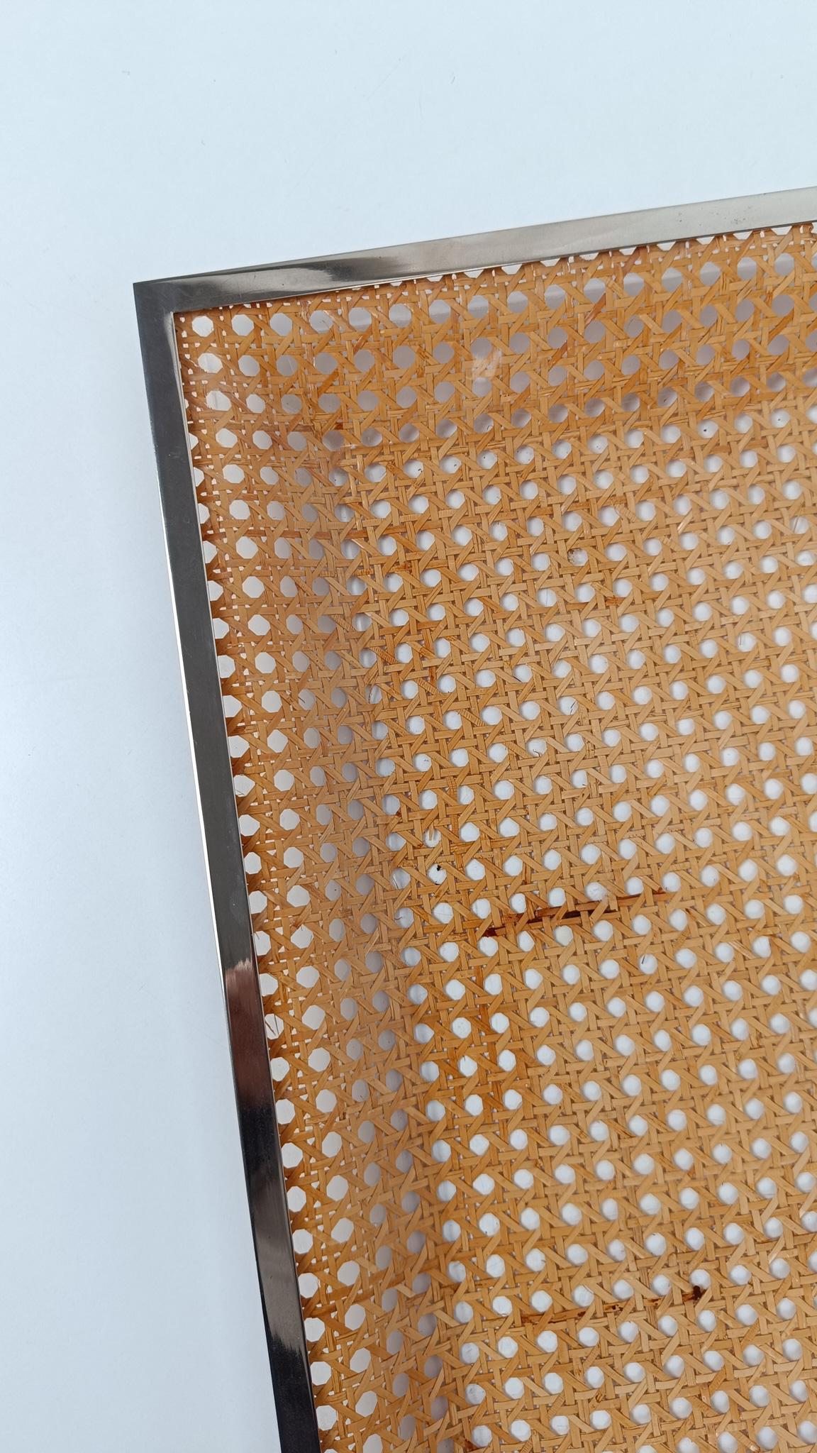 20ième siècle Grand plateau de service dans le style Christian Dior, Lucite, sangle de canne et chrome, années 70 en vente