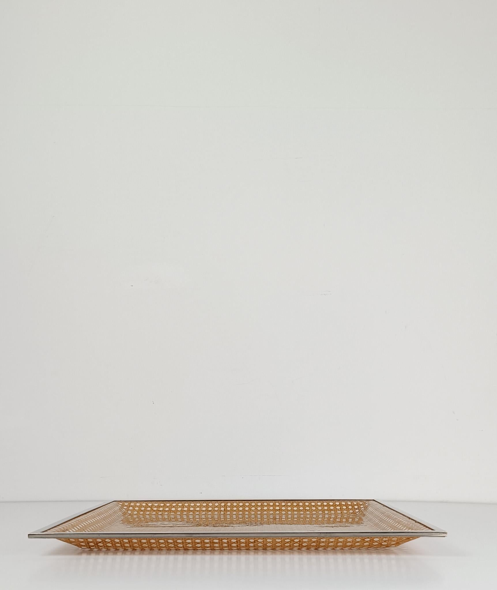 Canne Grand plateau de service dans le style Christian Dior, Lucite, sangle de canne et chrome, années 70 en vente